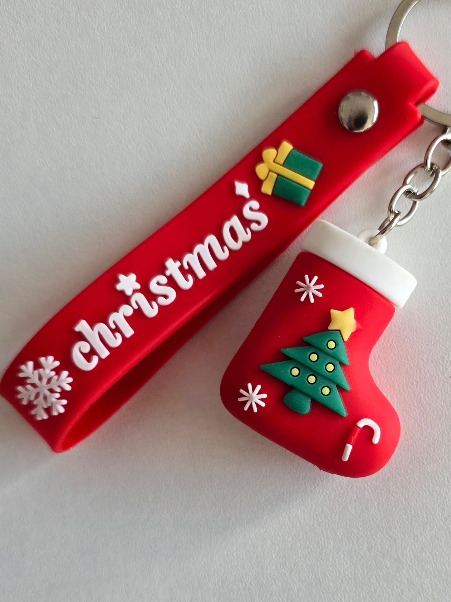 Porte-clés festif rouge et vert avec motifs cadeaux, sapin et flocons de neige