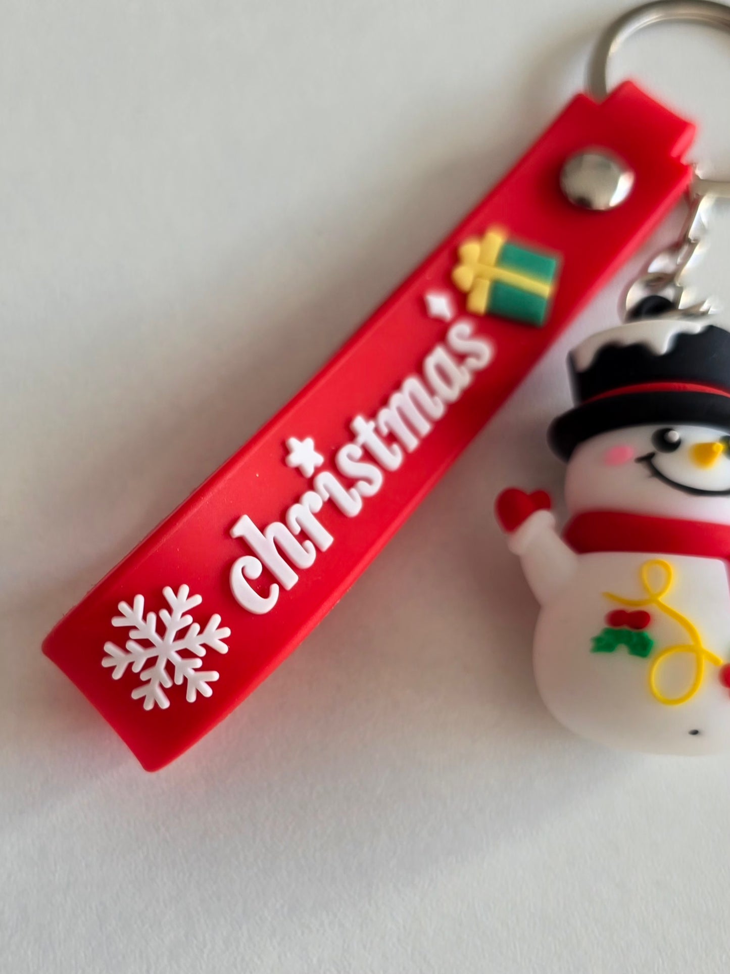 bonhomme de neige en porte-clés avec chapeau noir et écharpe rouge