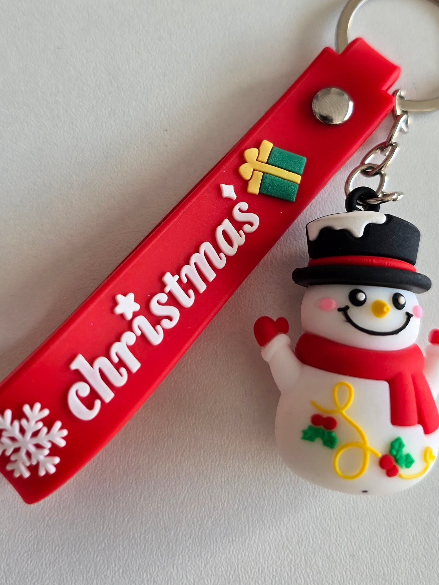 porte-clés de noël Snowy avec sangle rouge décorée de flocons et cadeau