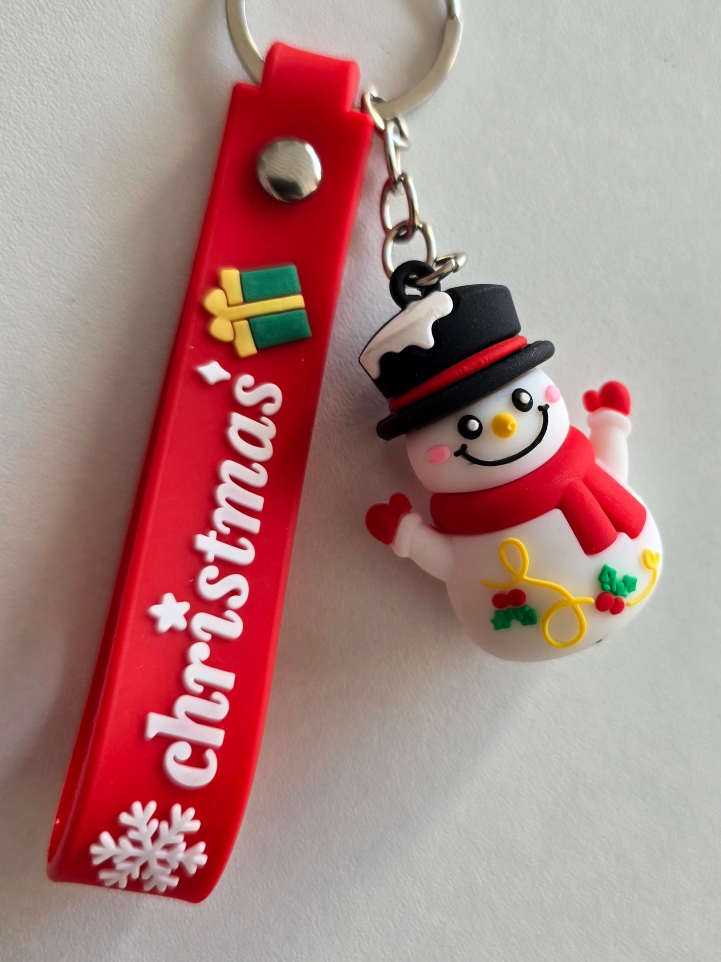 porte-clés original de noël avec sangle rouge et figurine Snowy bonhomme de neige