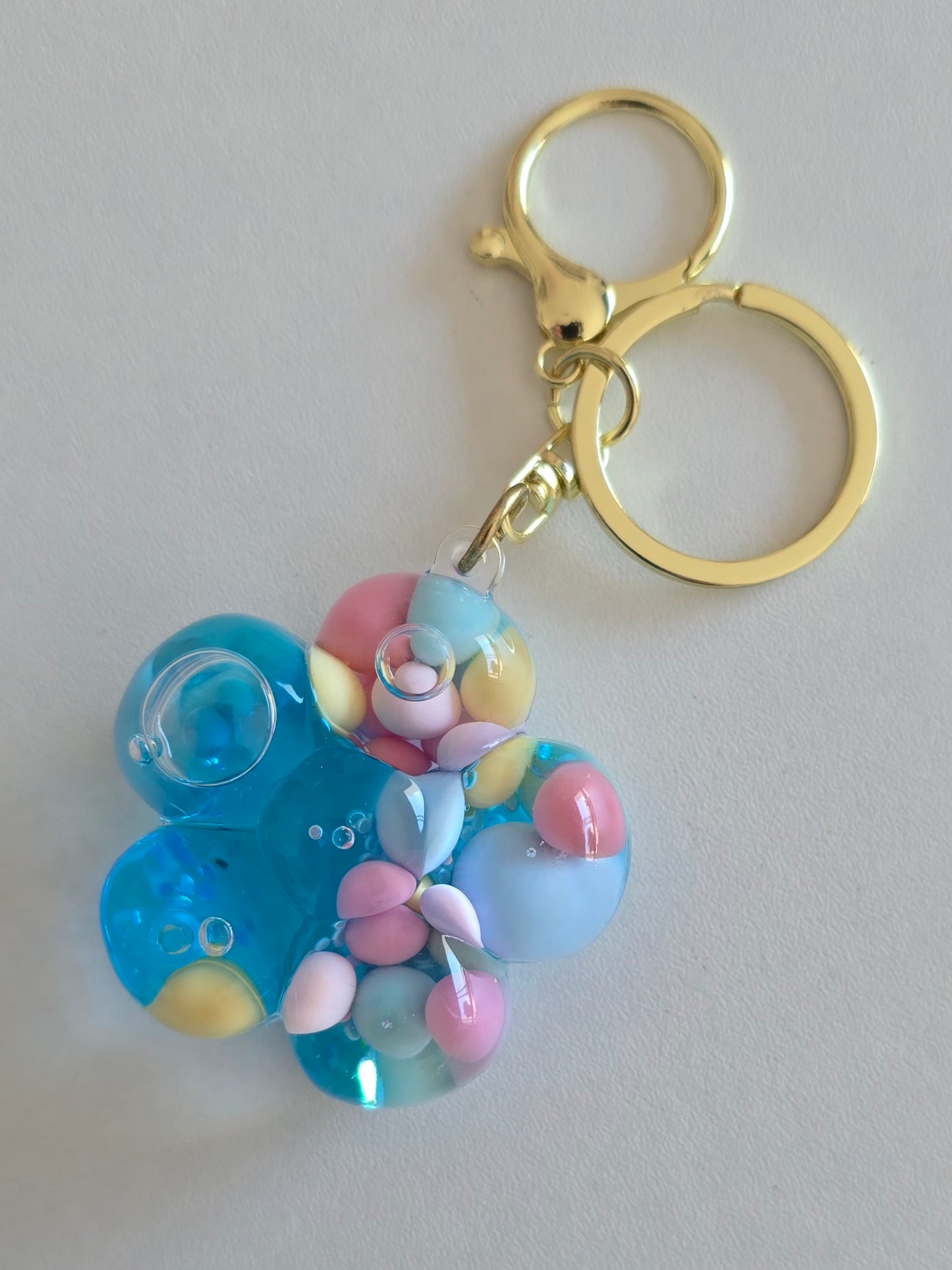 porte-clé original en forme de fleur avec liquide bleu et paillettes