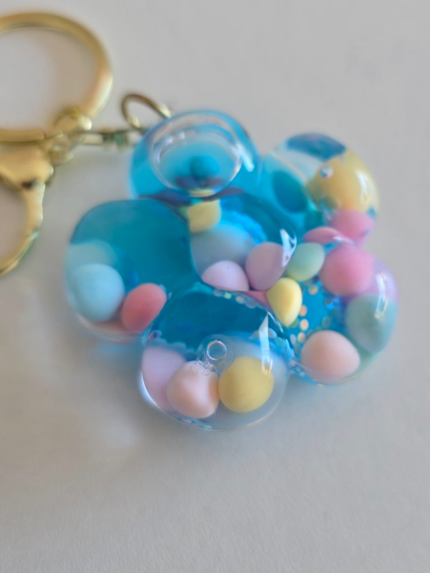 porte-clé fleur avec perles multicolores en mouvement
