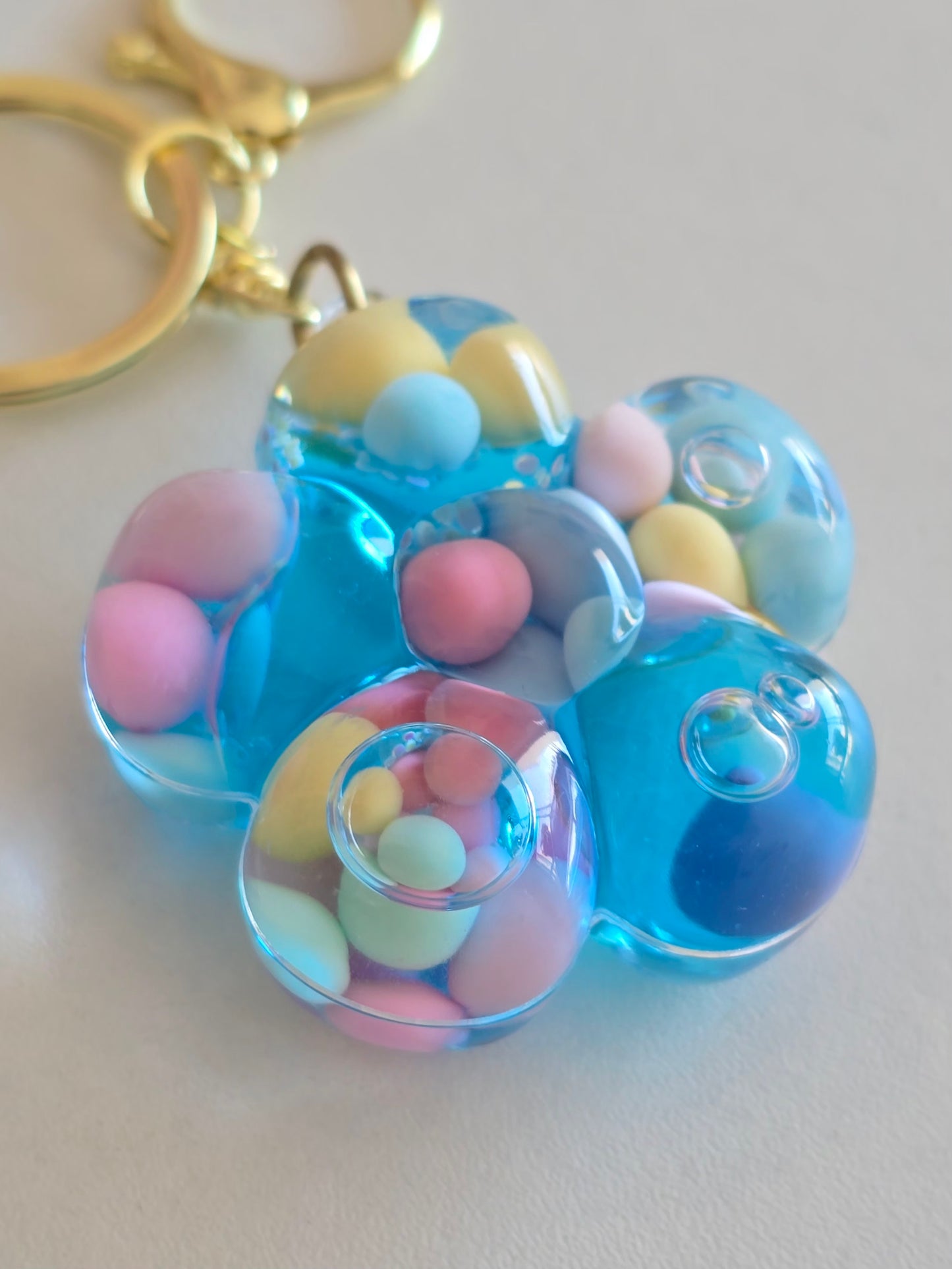porte-clé fleur bleu avec perles colorées flottantes