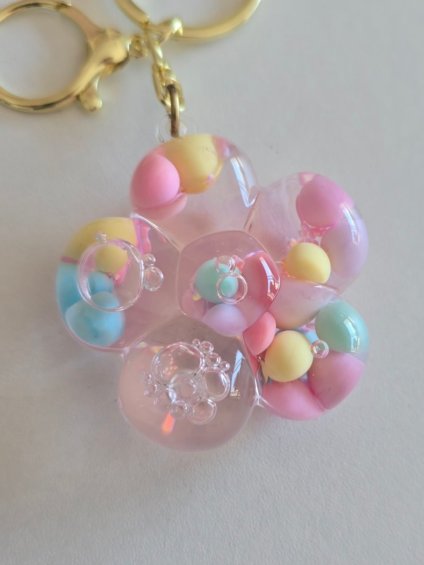 porte-clé fantaisie fleur transparente rose et billes multicolores