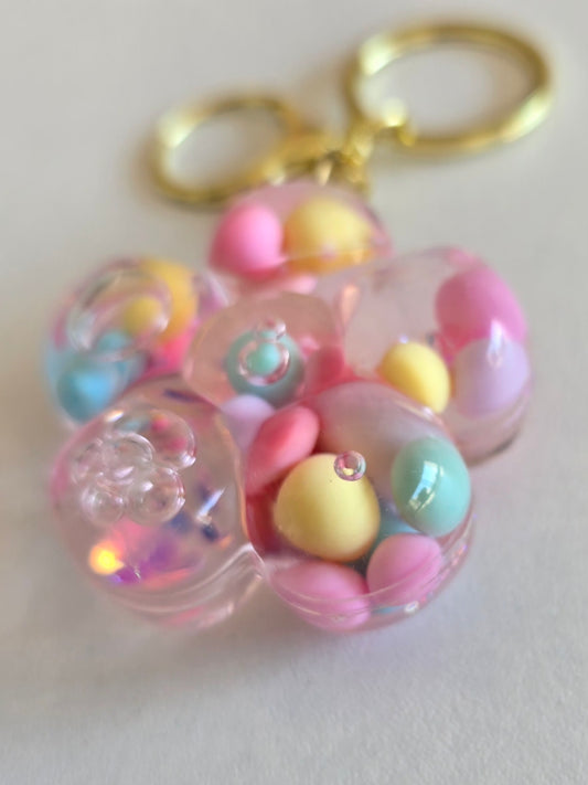 porte-clé rose avec perles multicolores flottantes