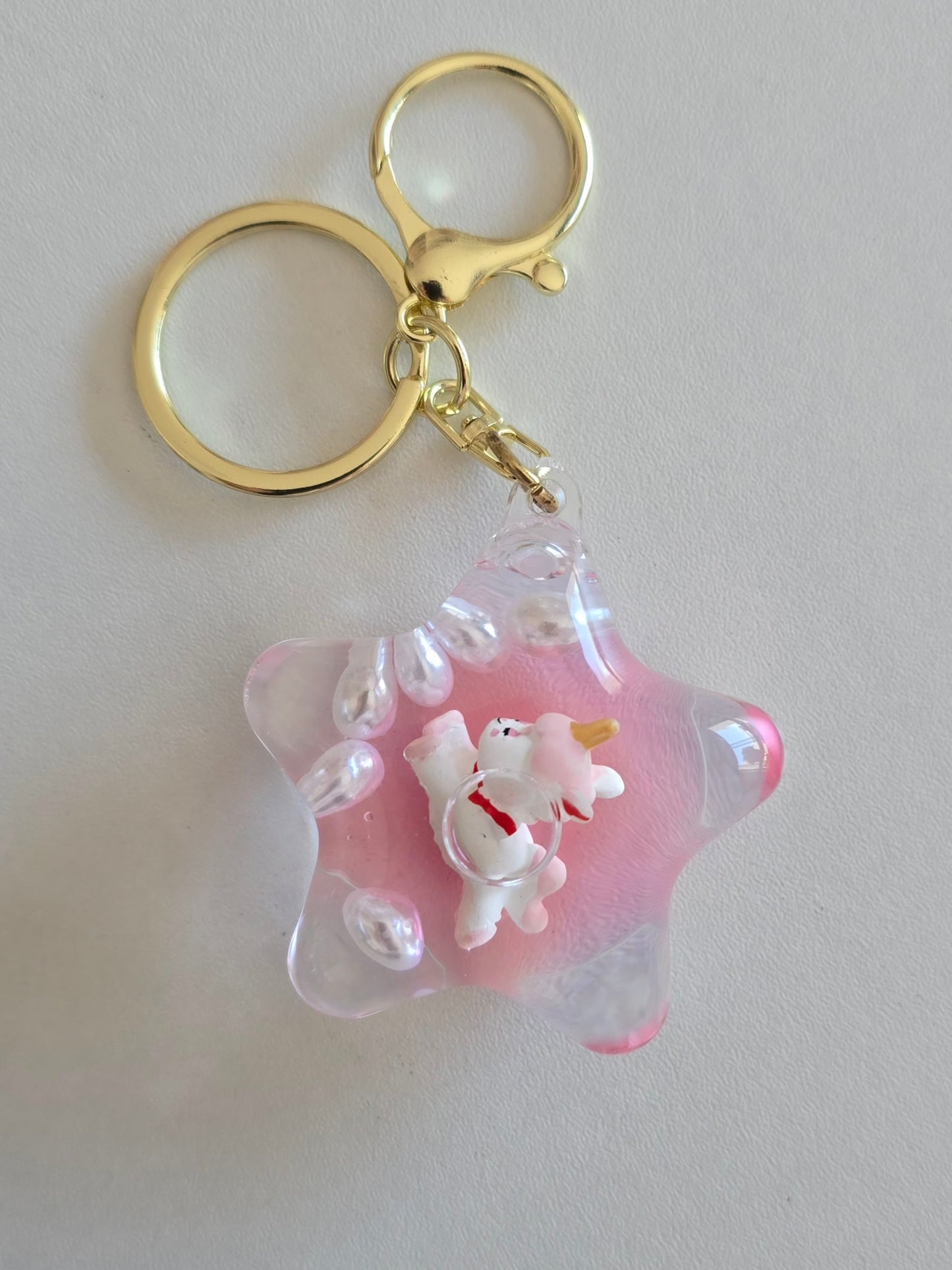 porte-clé étoile rose avec licorne blanche et perles