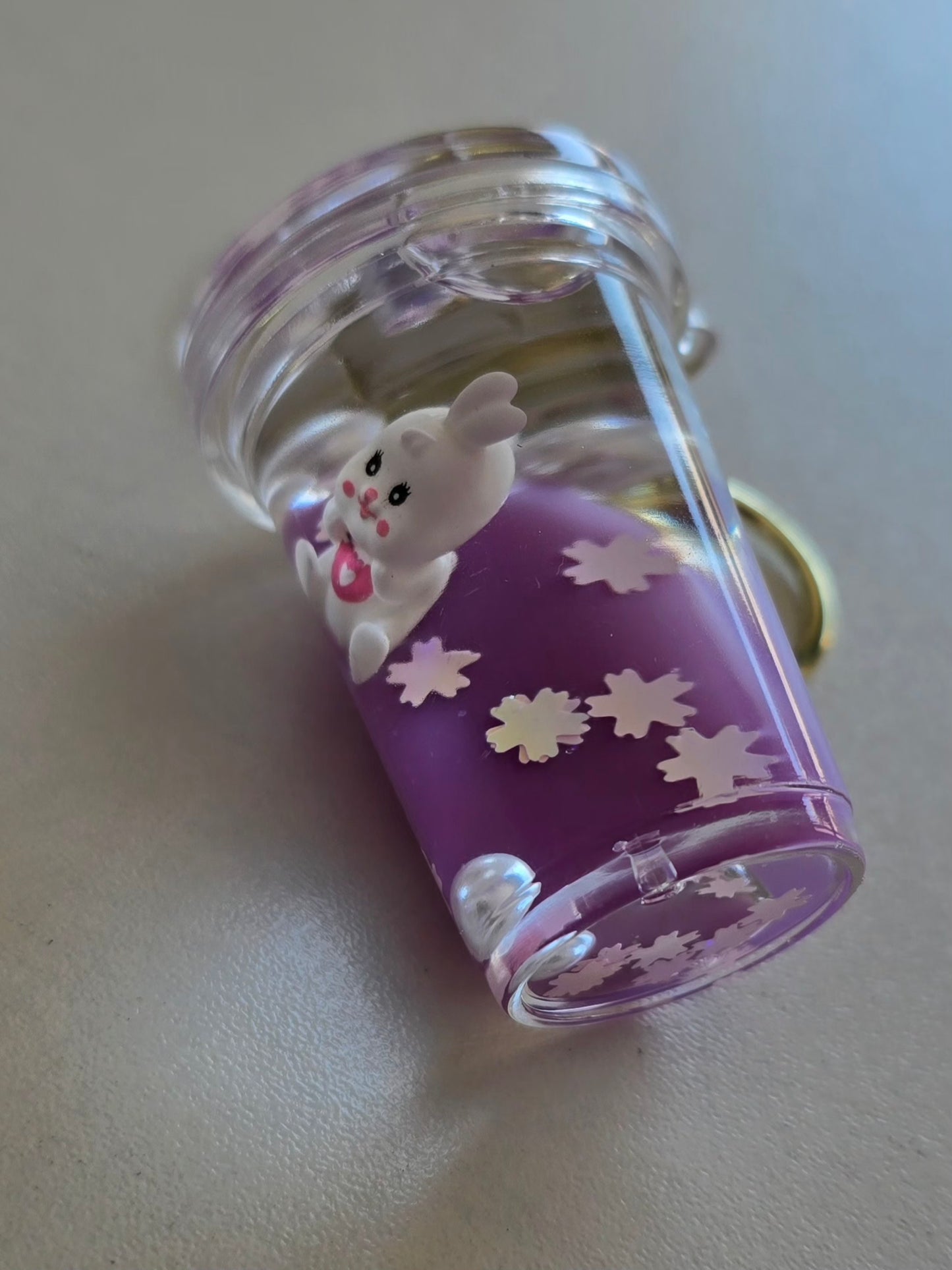 porte-clé fantaisie milkshake violet avec fleurs, perles blanche et lapin