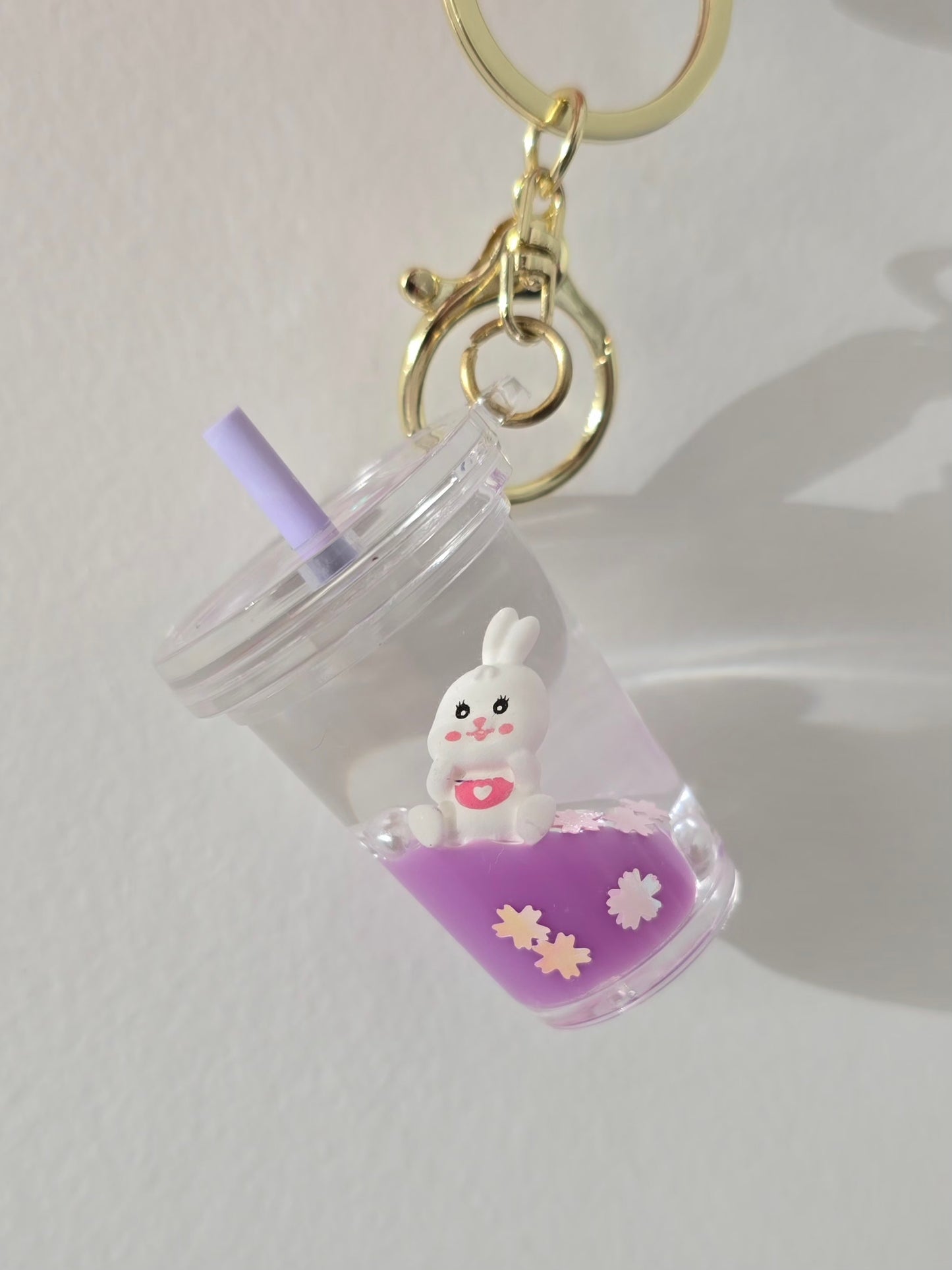 porte-clé liquide milkshake violet et lapin blanc