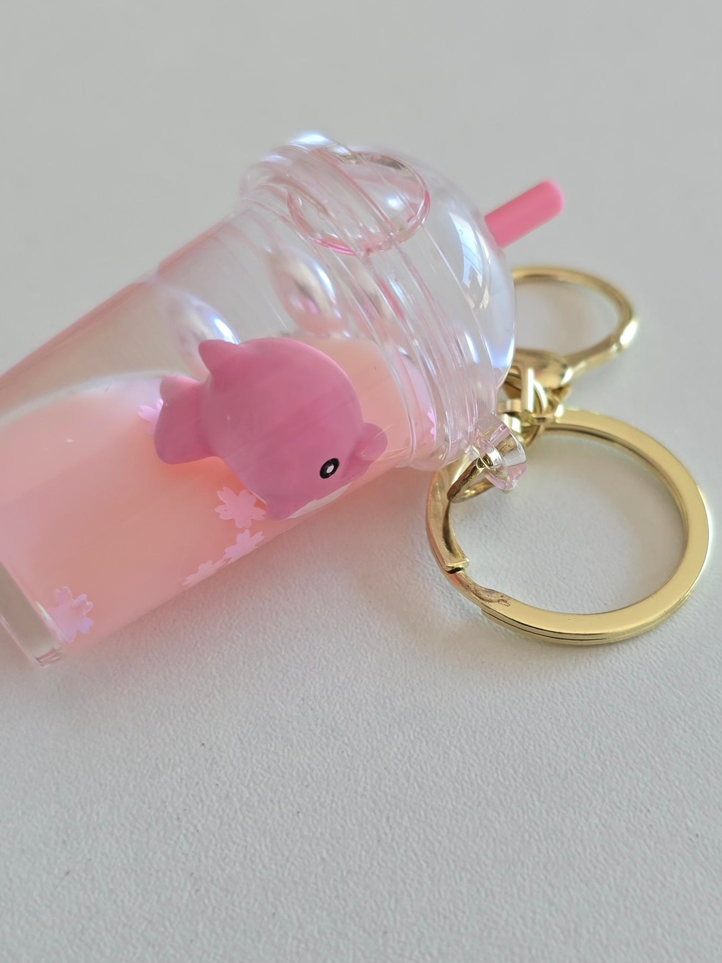 porte-clé kawaii rose en forme de boisson glacée avec dauphin