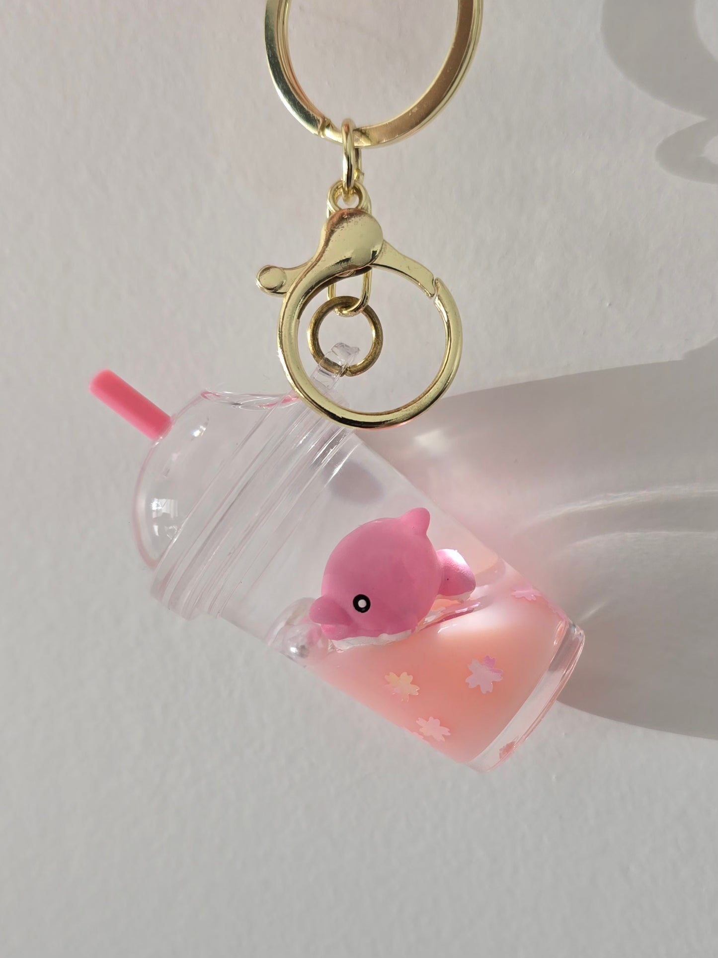 porte-clé girly rose avec dauphin rose et liquide scintillant