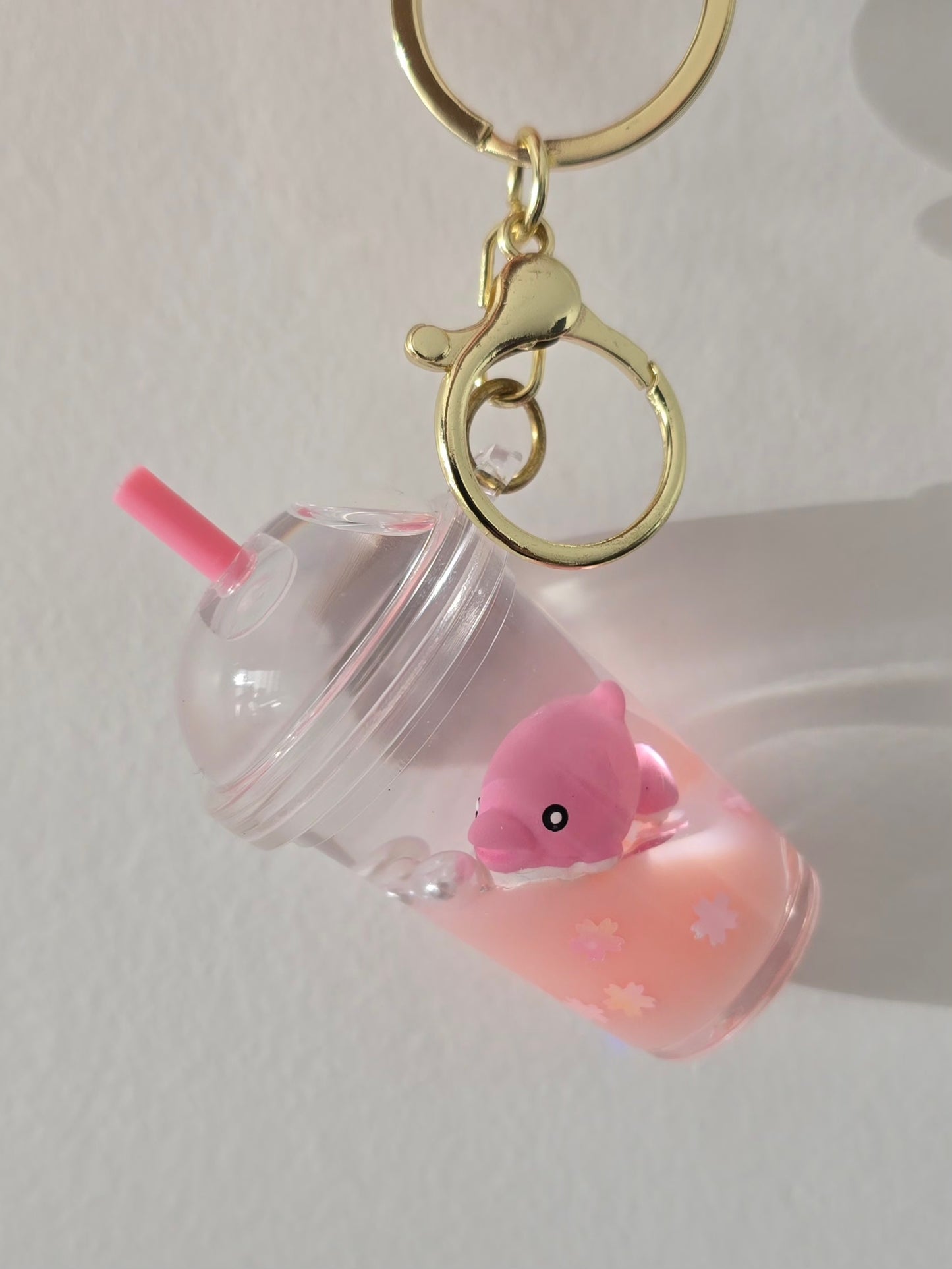 porte-clé original rose en forme de gobelet avec dauphin