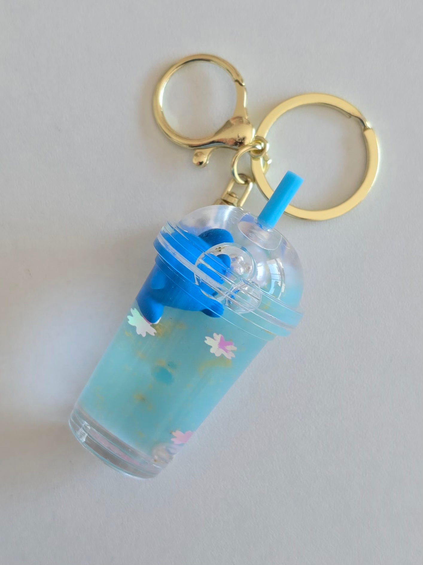 porte-clé bleu avec dauphin et perles blanches