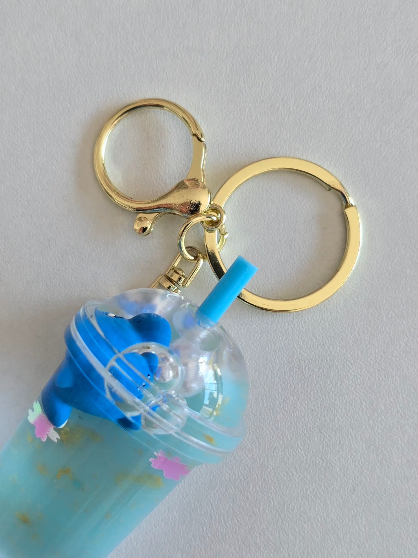 porte-clé kawaii bleu en forme de boisson glacée avec dauphin