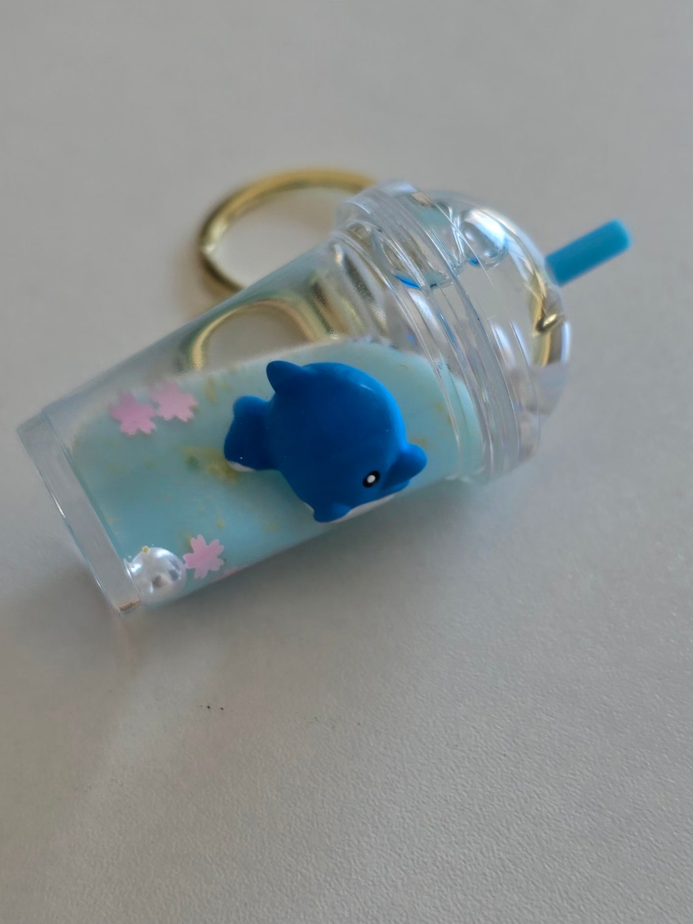 bijou de sac bleu océan avec dauphin et paillettes fleurs