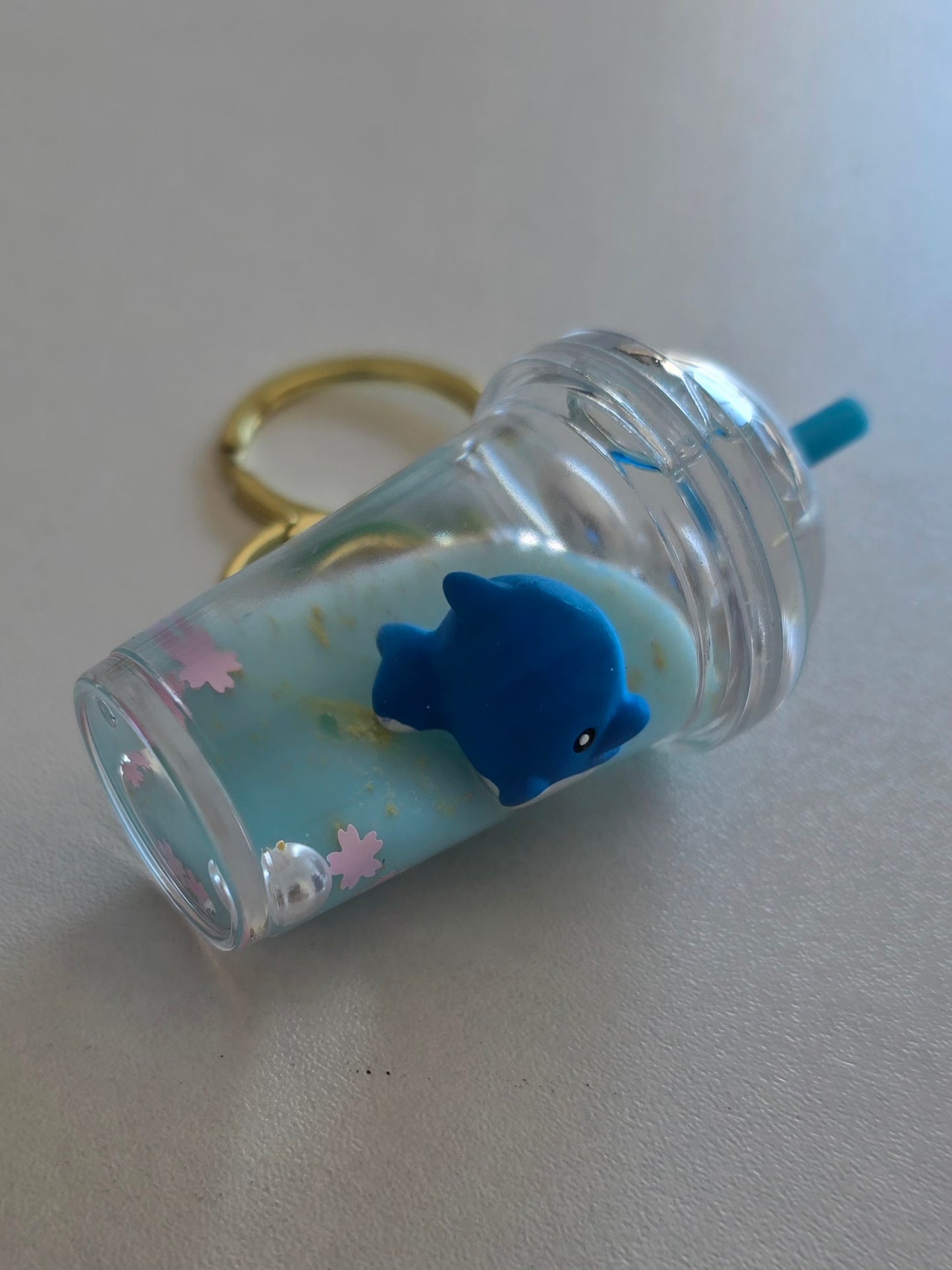 accessoire kawaii bleu avec dauphin et perles flottantes