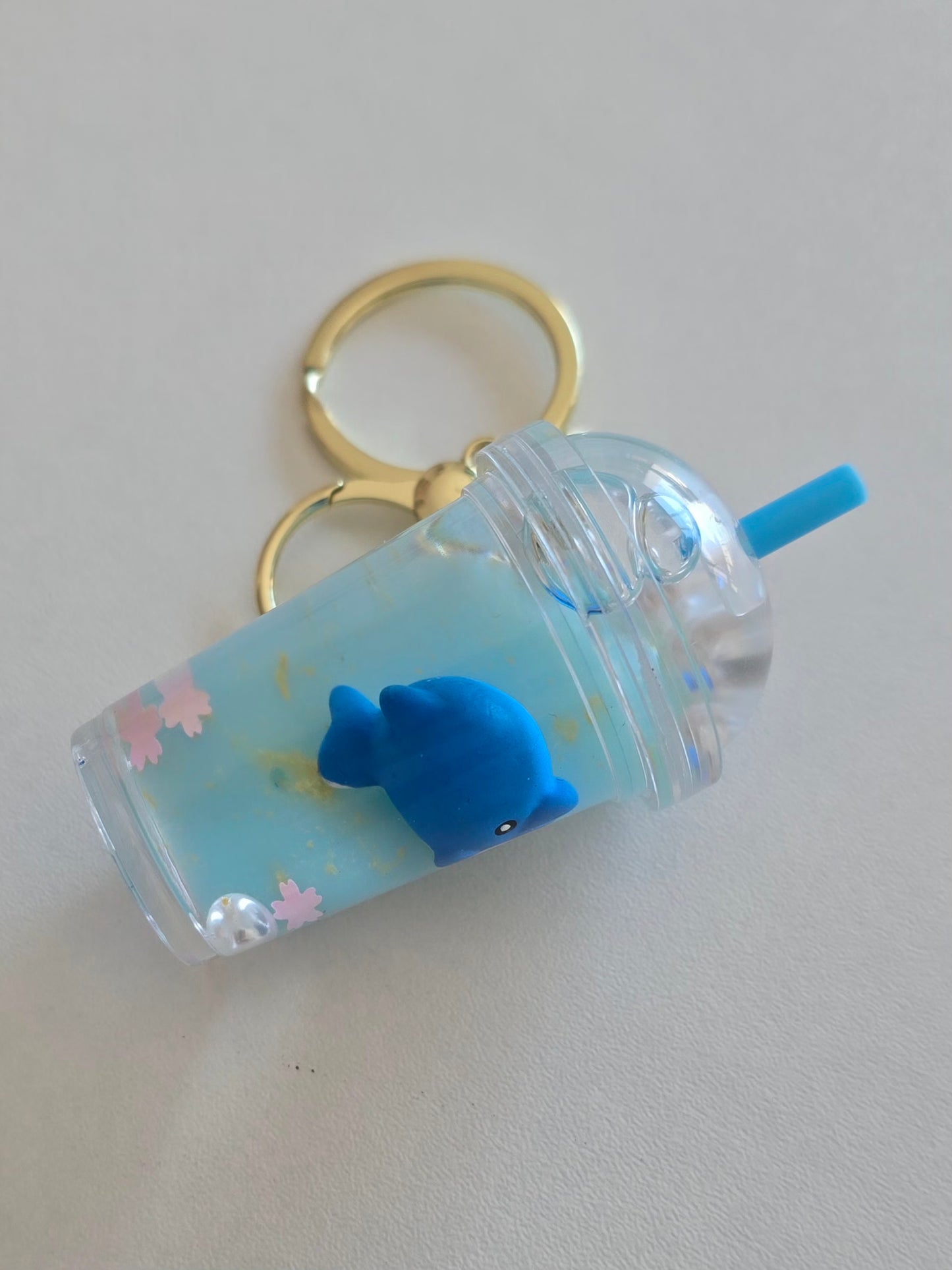 porte-clé original bleu avec dauphin mignon