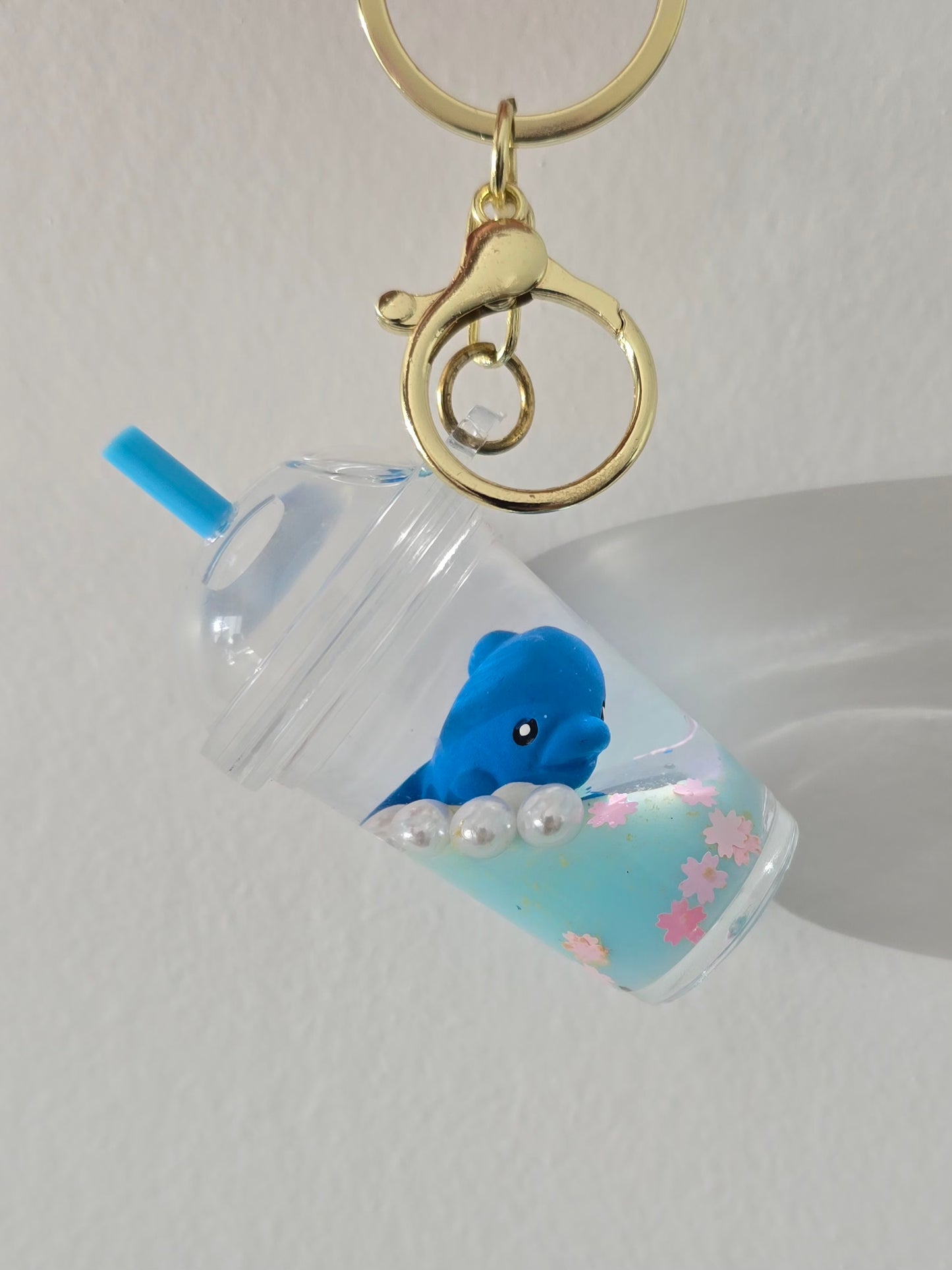 porte-clé boisson glacée bleu avec dauphin et fleurs roses