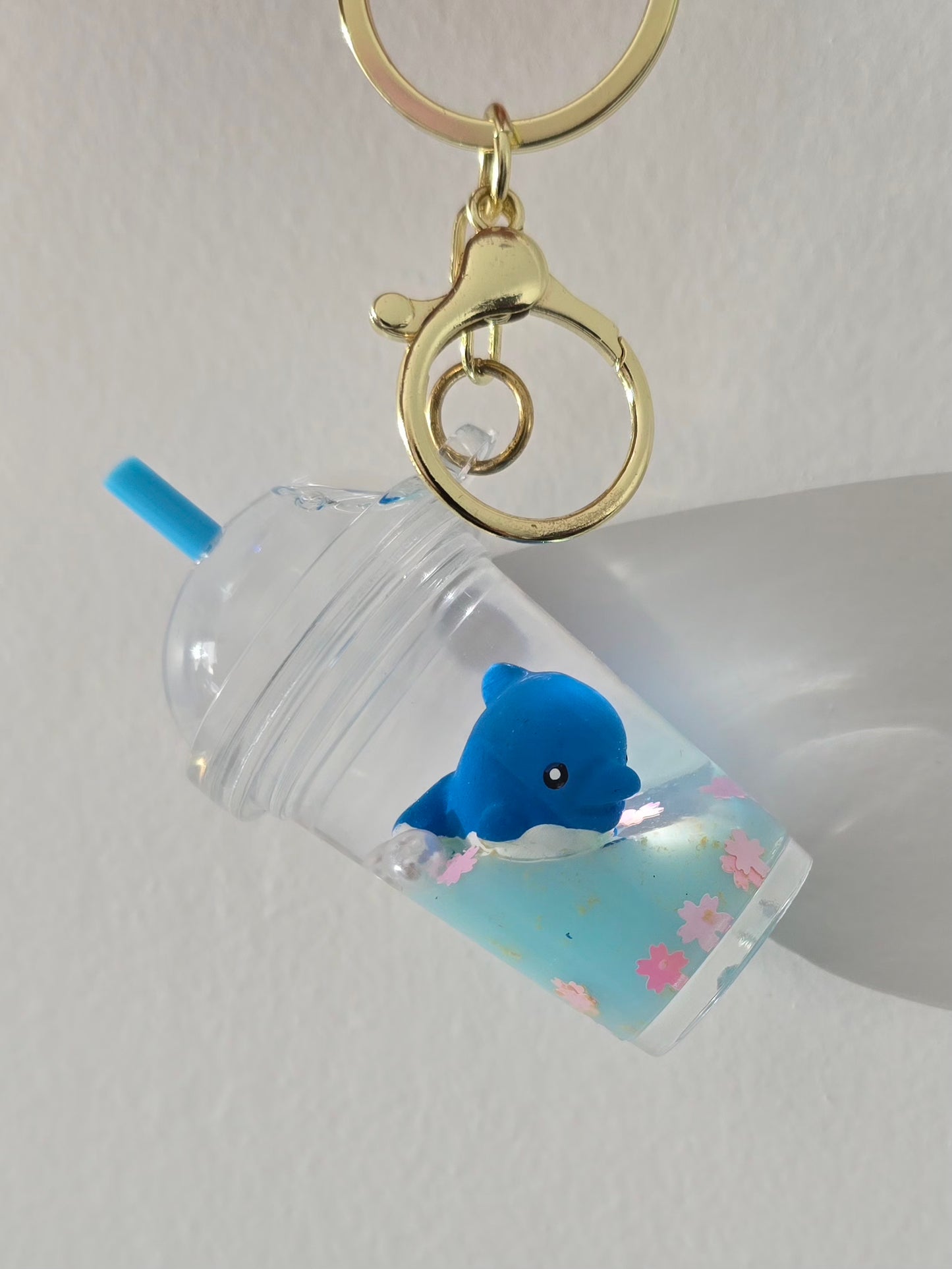 porte-clé design bleu avec dauphinn et décor floral