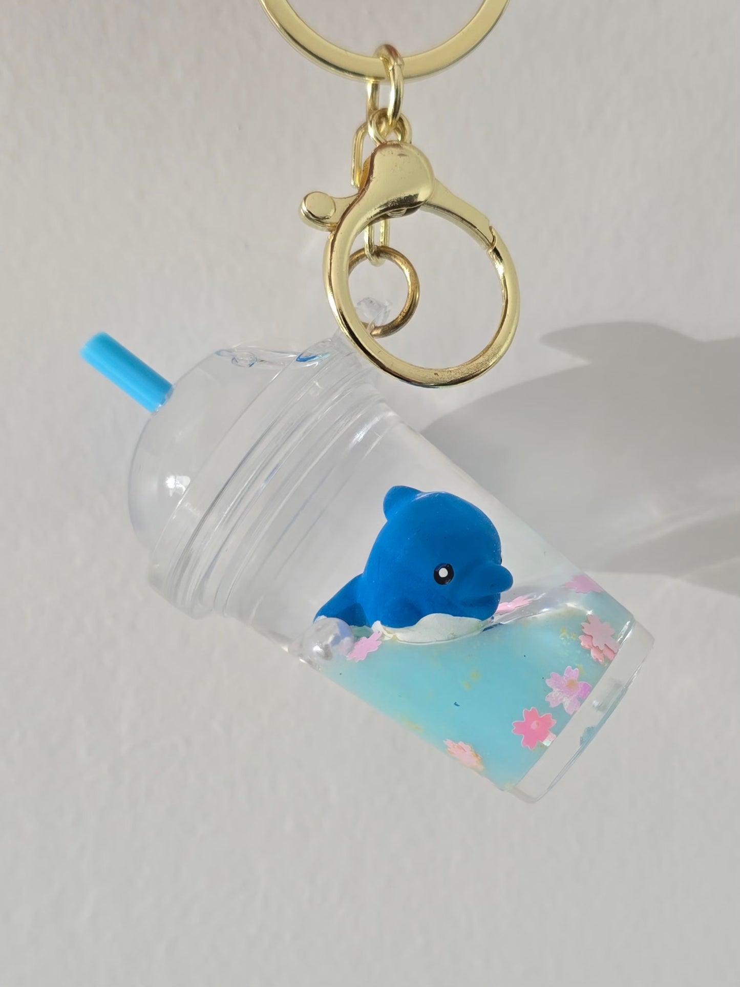 accessoire de sac bleu avec dauphin et perles