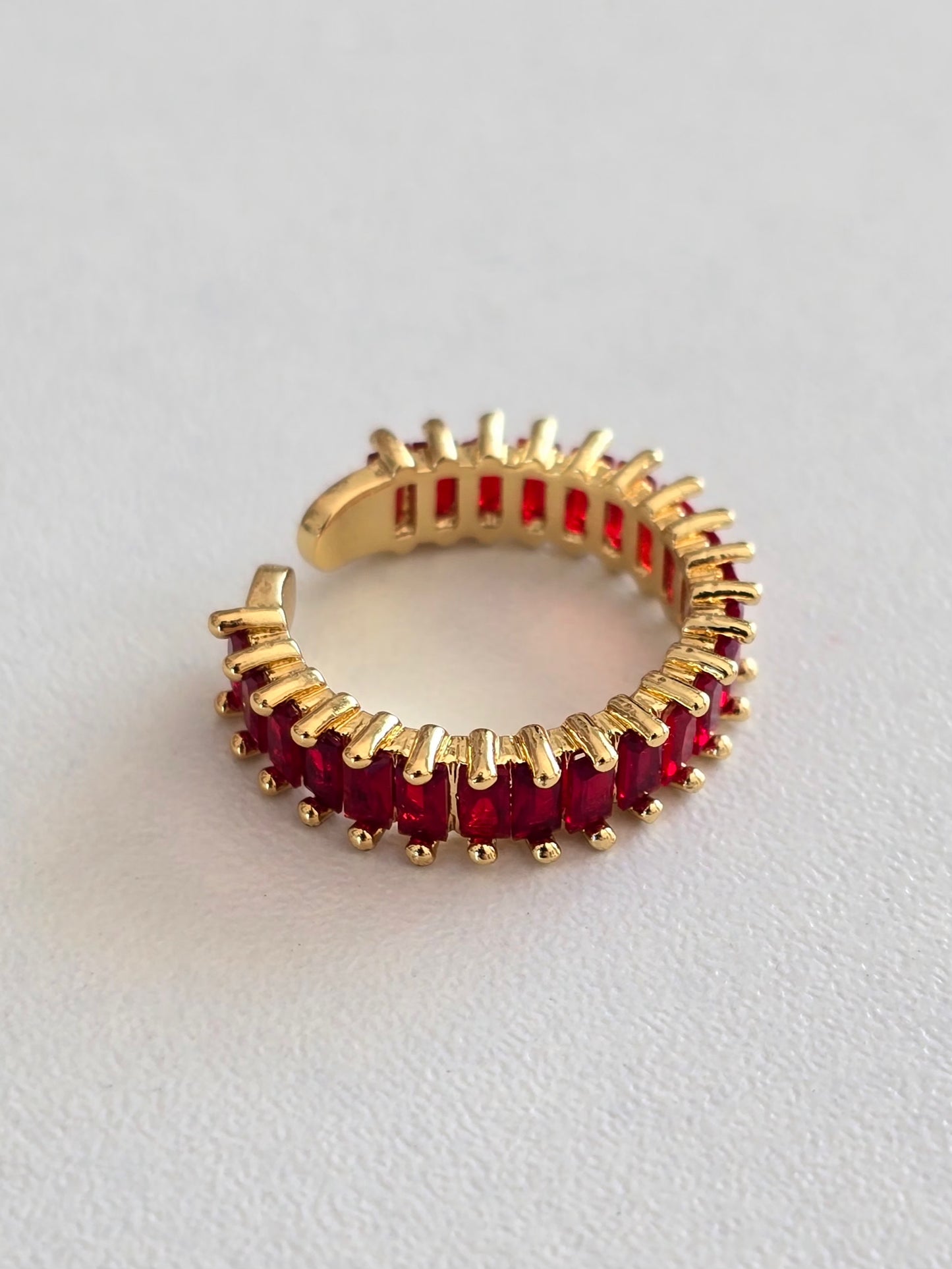 jolie bague Lumired dorée et strass rouge