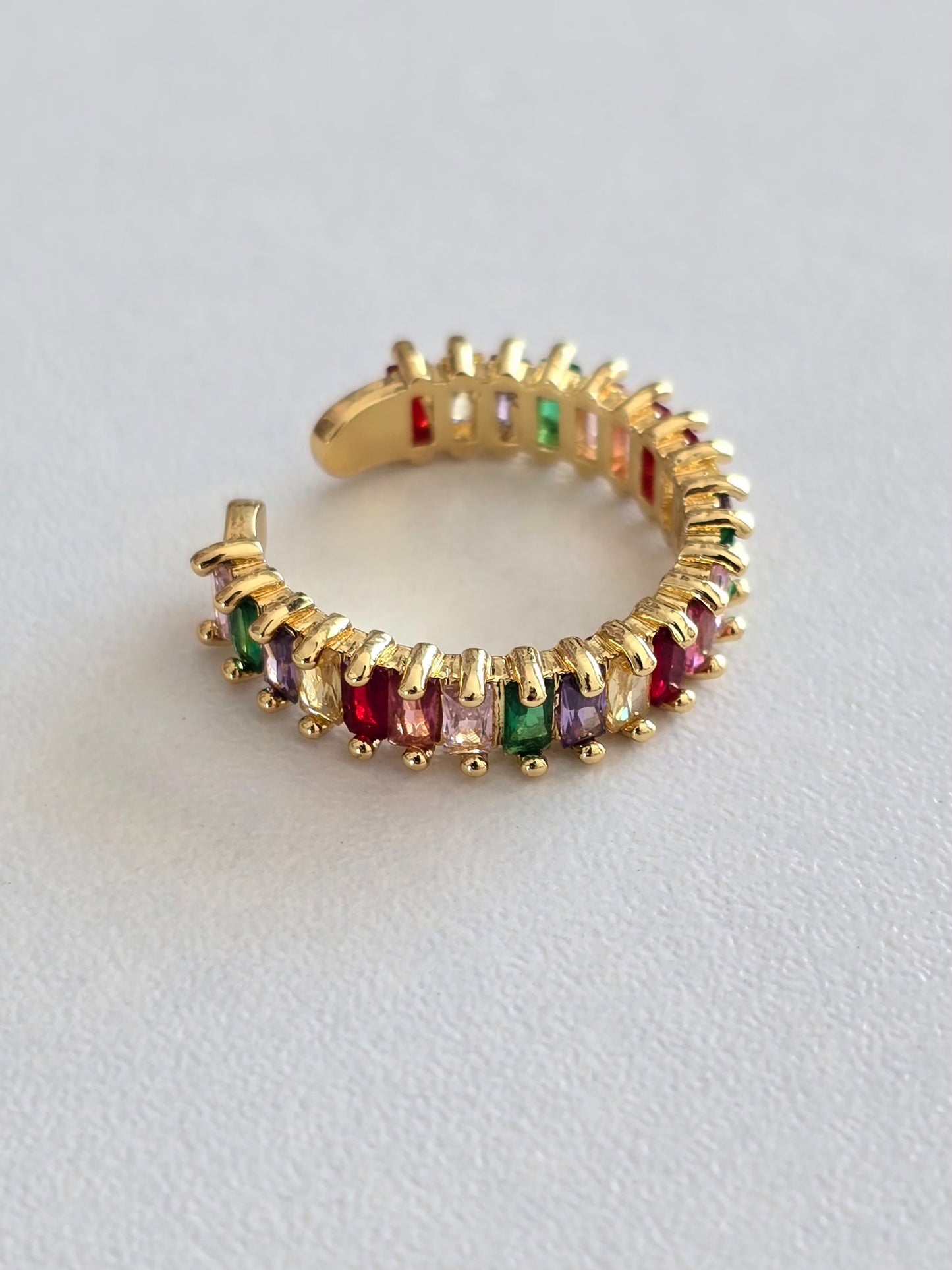 bague dorée montrant les pierres aux couleurs éclatantes