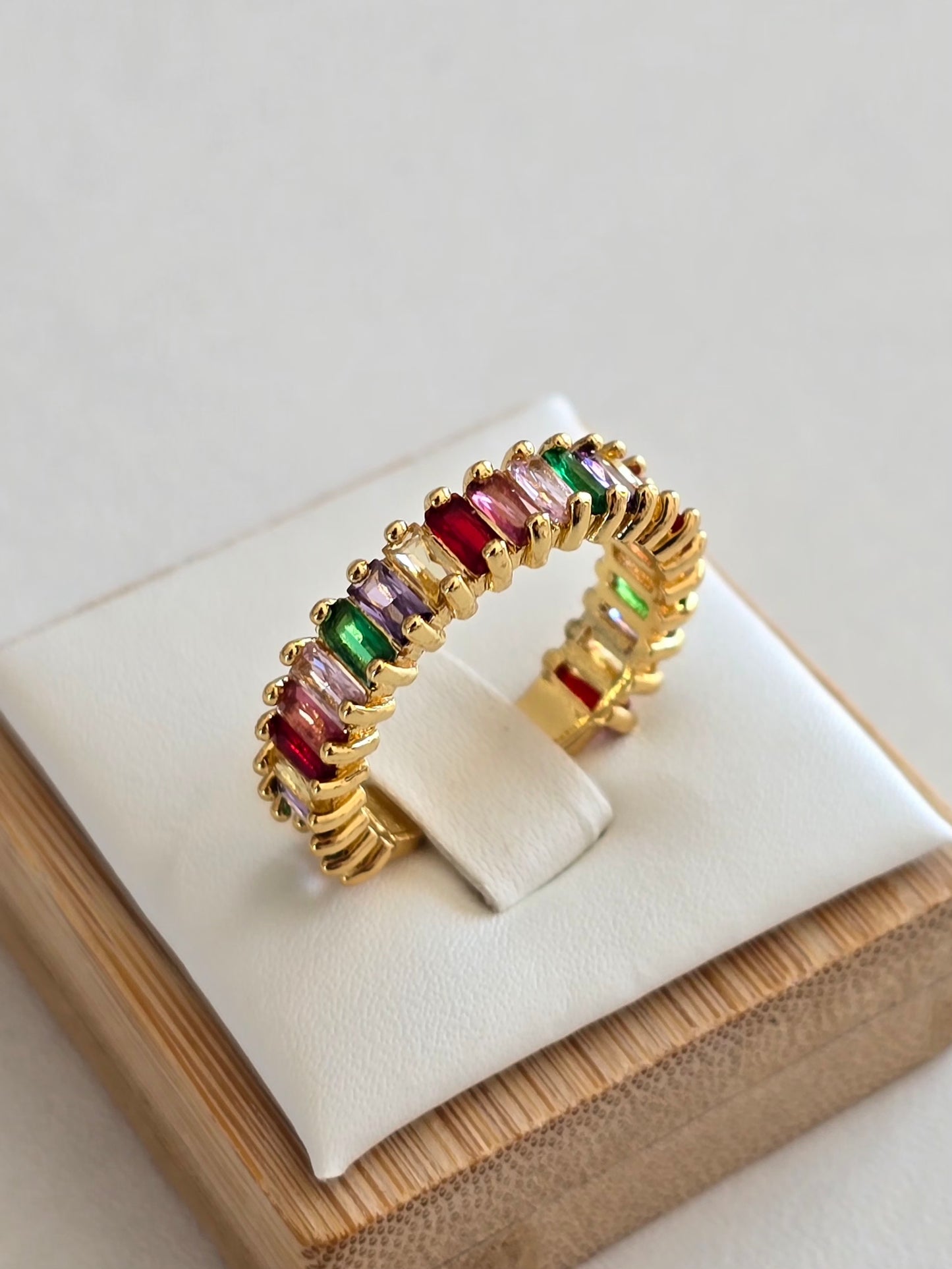 Bague avec pierres rouges, vertes, roses et violette - acier inoxydable
