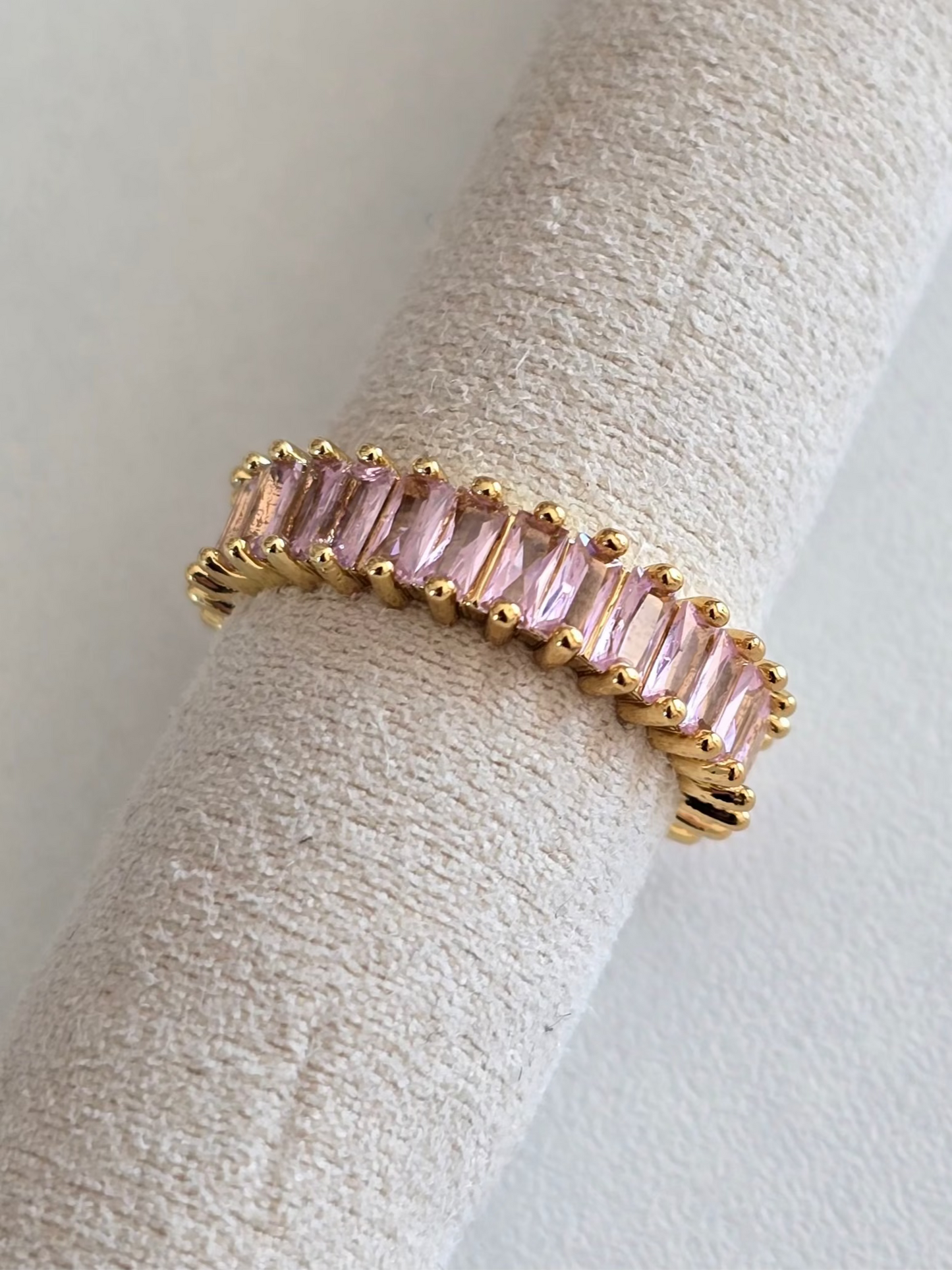 bague dorée sertie de strass roses