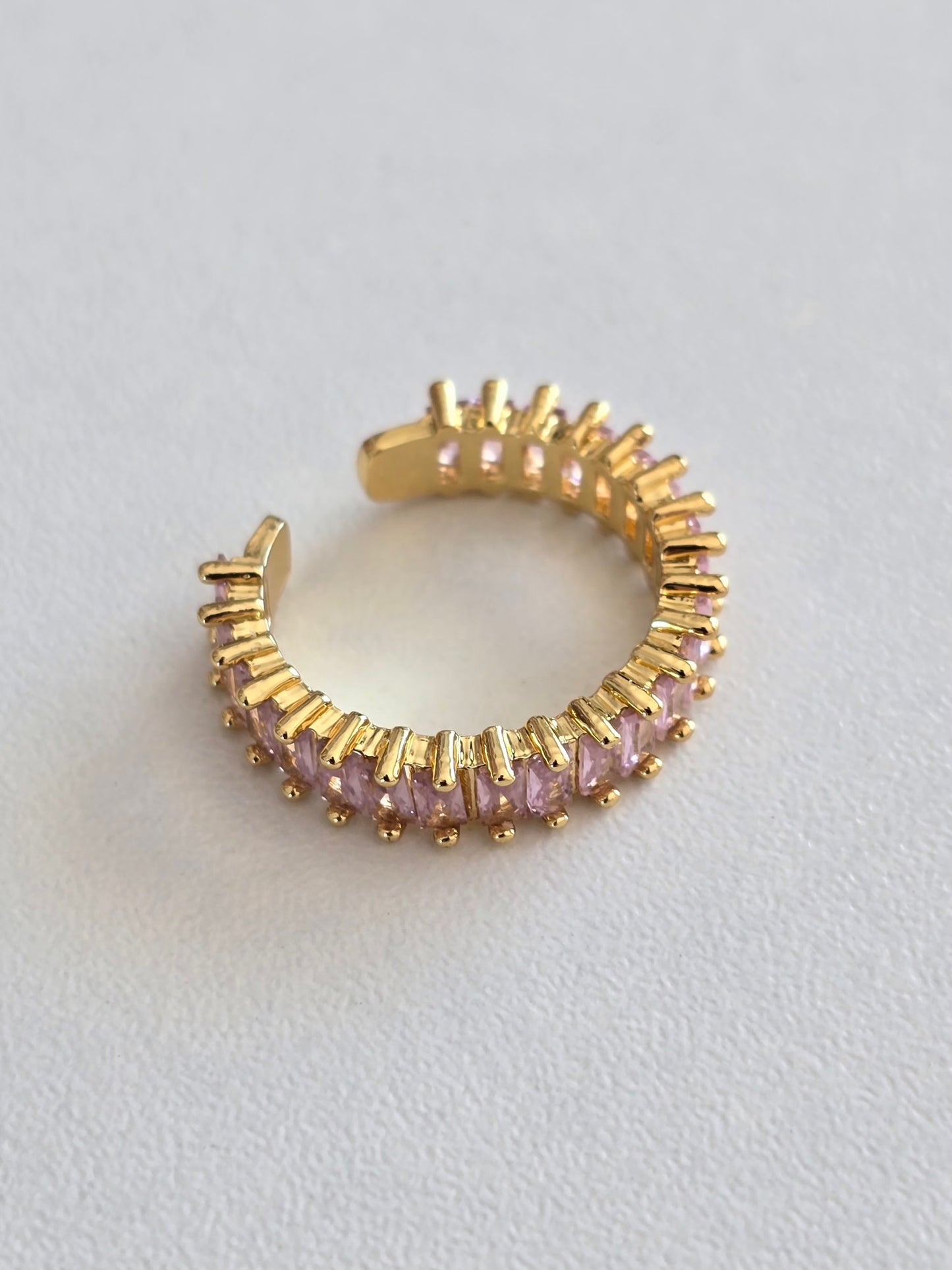 gros plan de la bague Lumipink ouverte montrant ses détails et finitions dorées