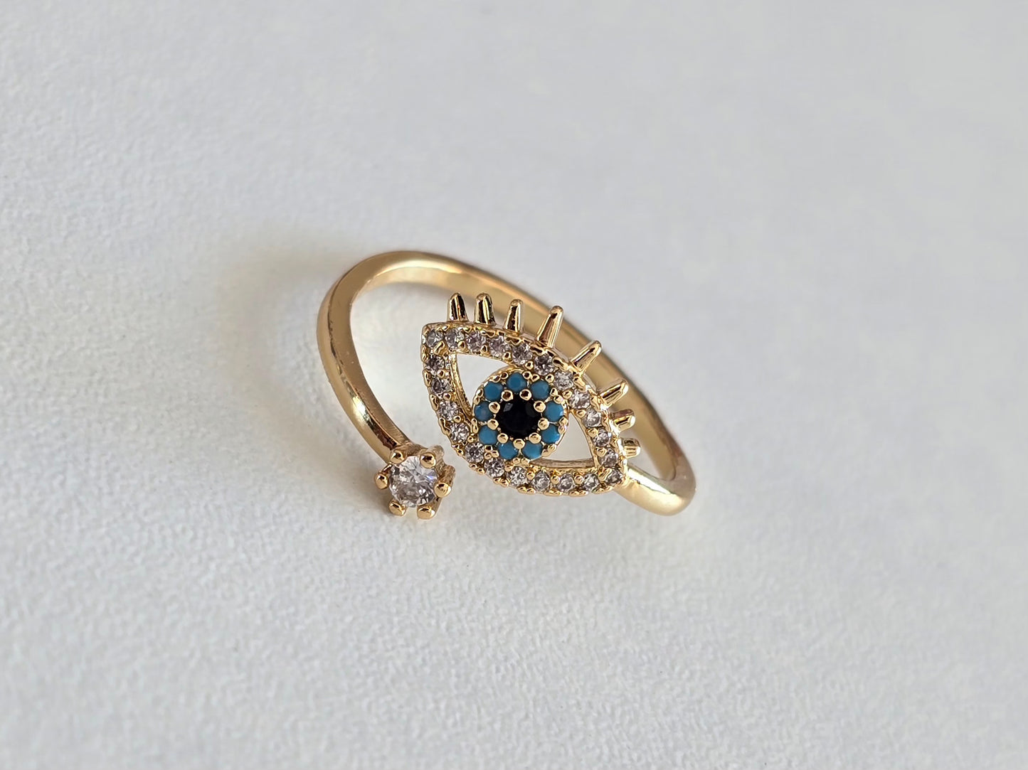 Bague dorée avec strass étincelants