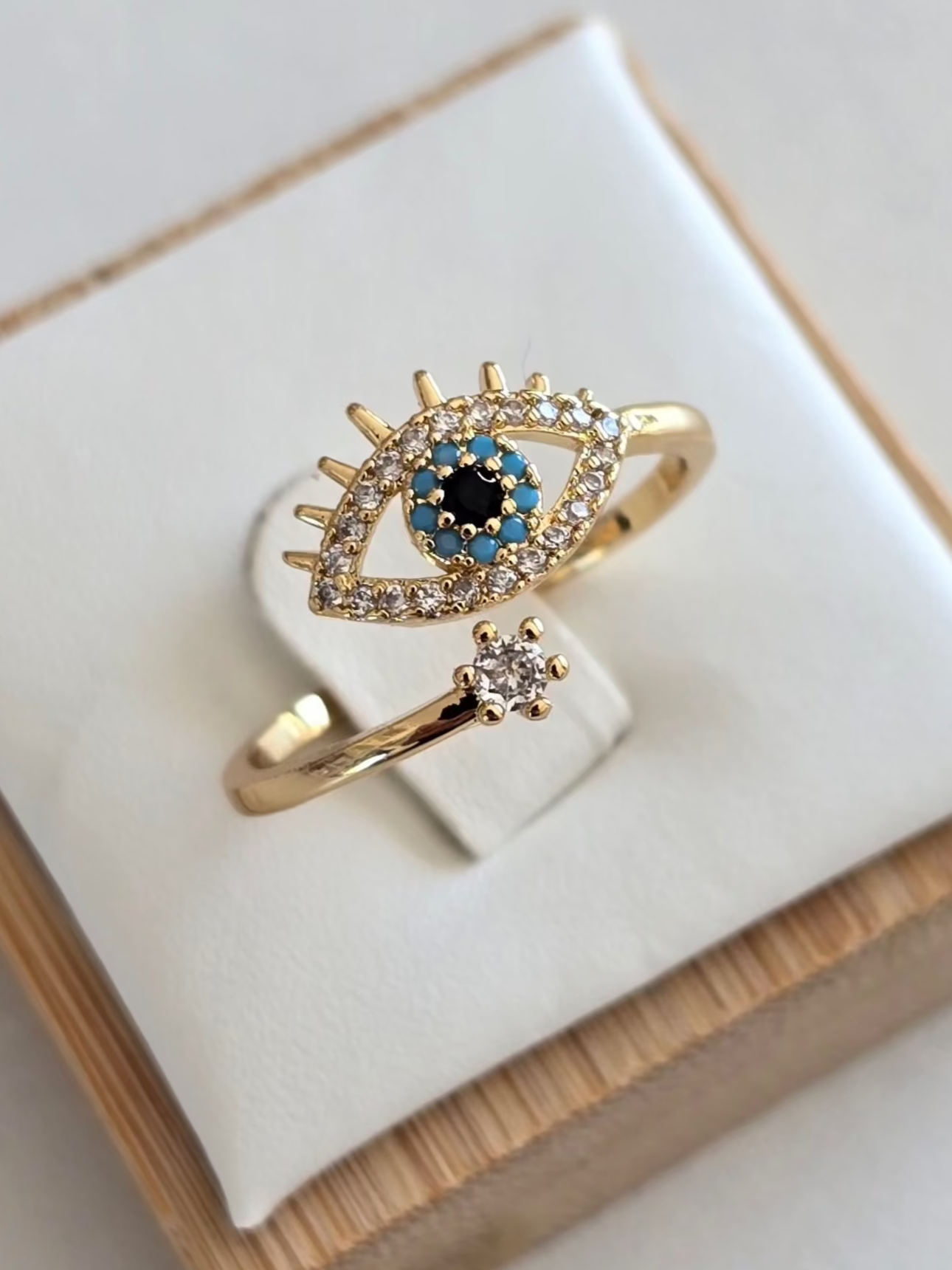 Bague Oryna dorée avec oeil protecteur serti de strass argentés, bleus et noirs