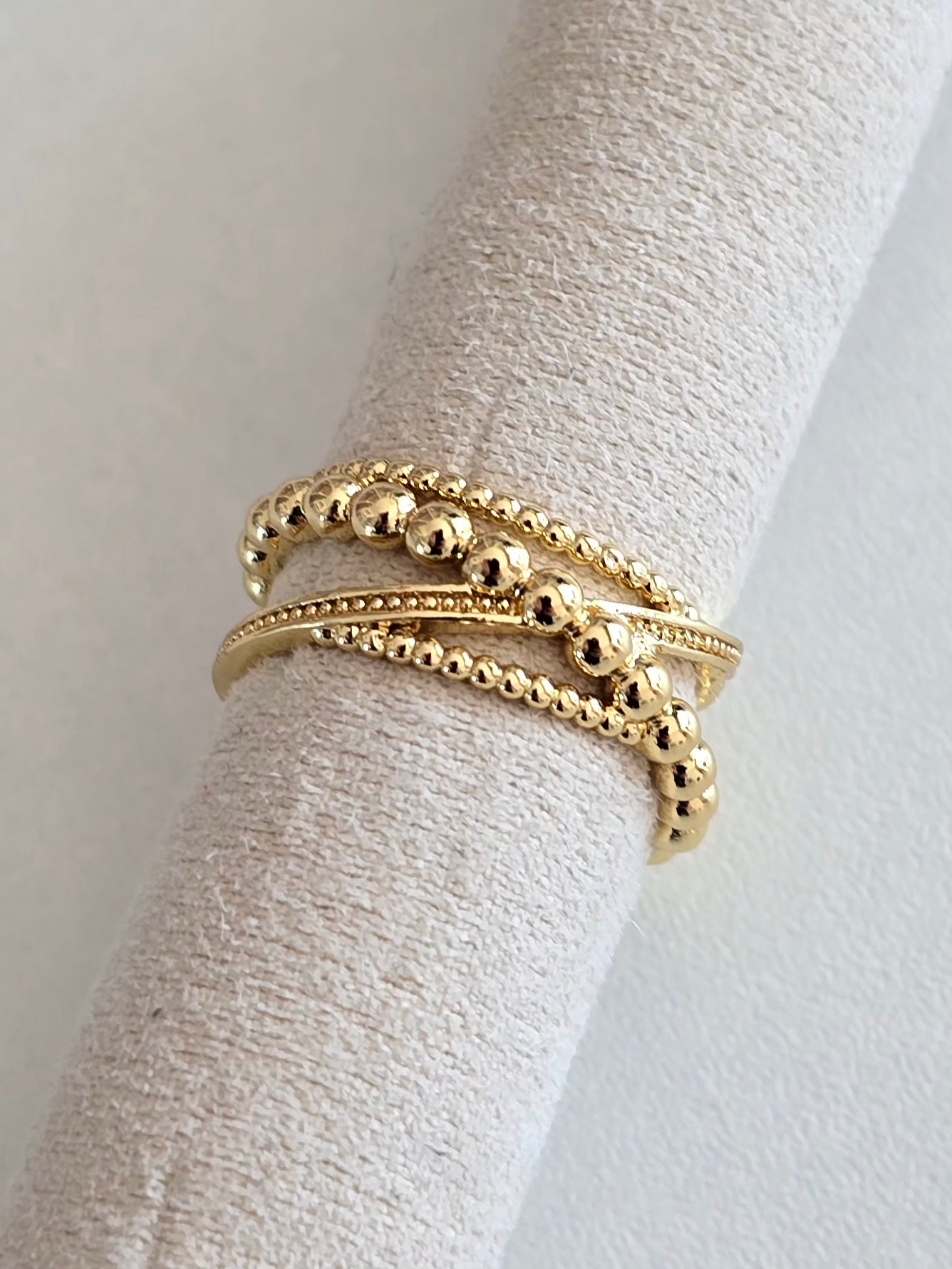 bague dorée avec rangées entrelacées effet billes brillantes