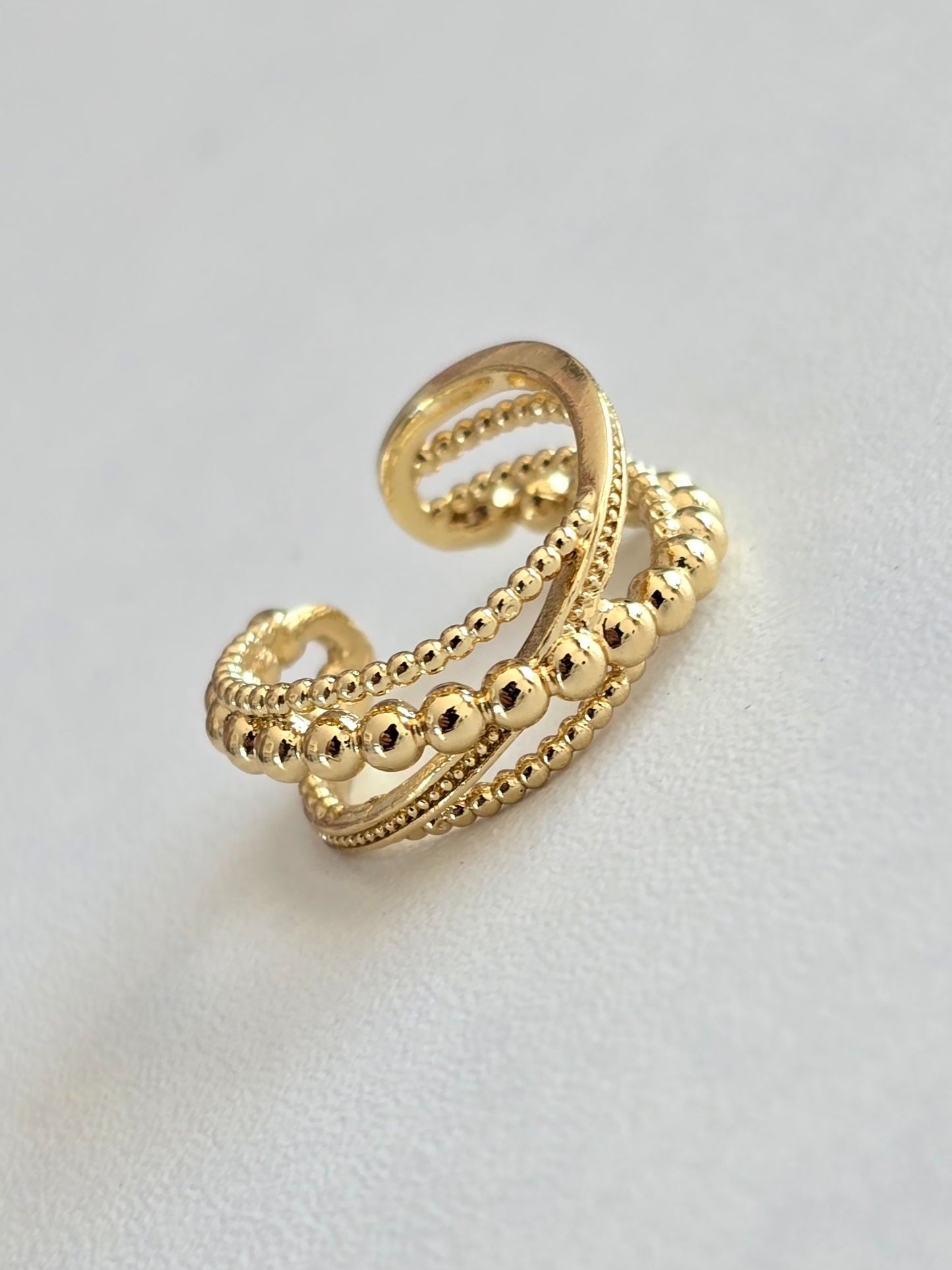 Bague Célia dorée avec finitions perlées et entrelacées en relief