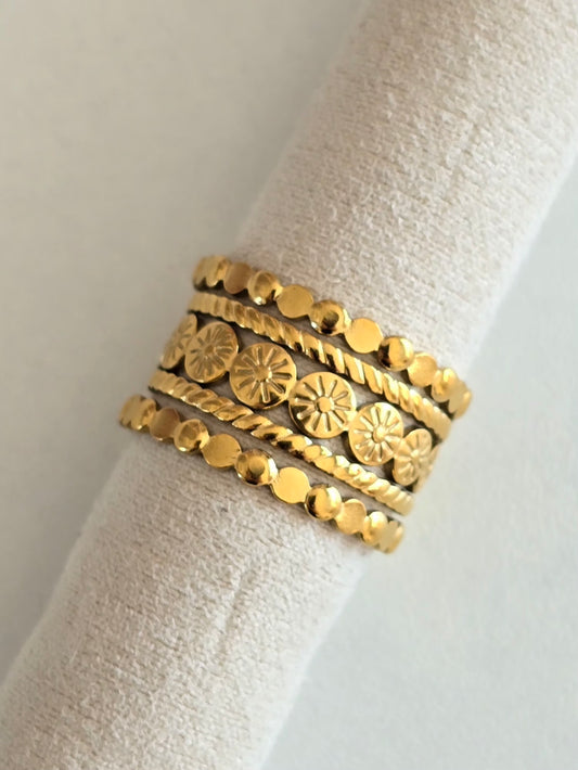 Bague Aurélia dorée avec motifs floraux et perlés, ajustable, largeur 13 mm.