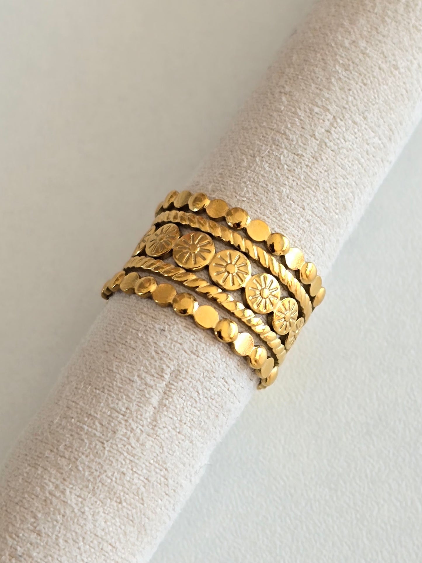 Bague Aurélia dorée au design floral et torsadé