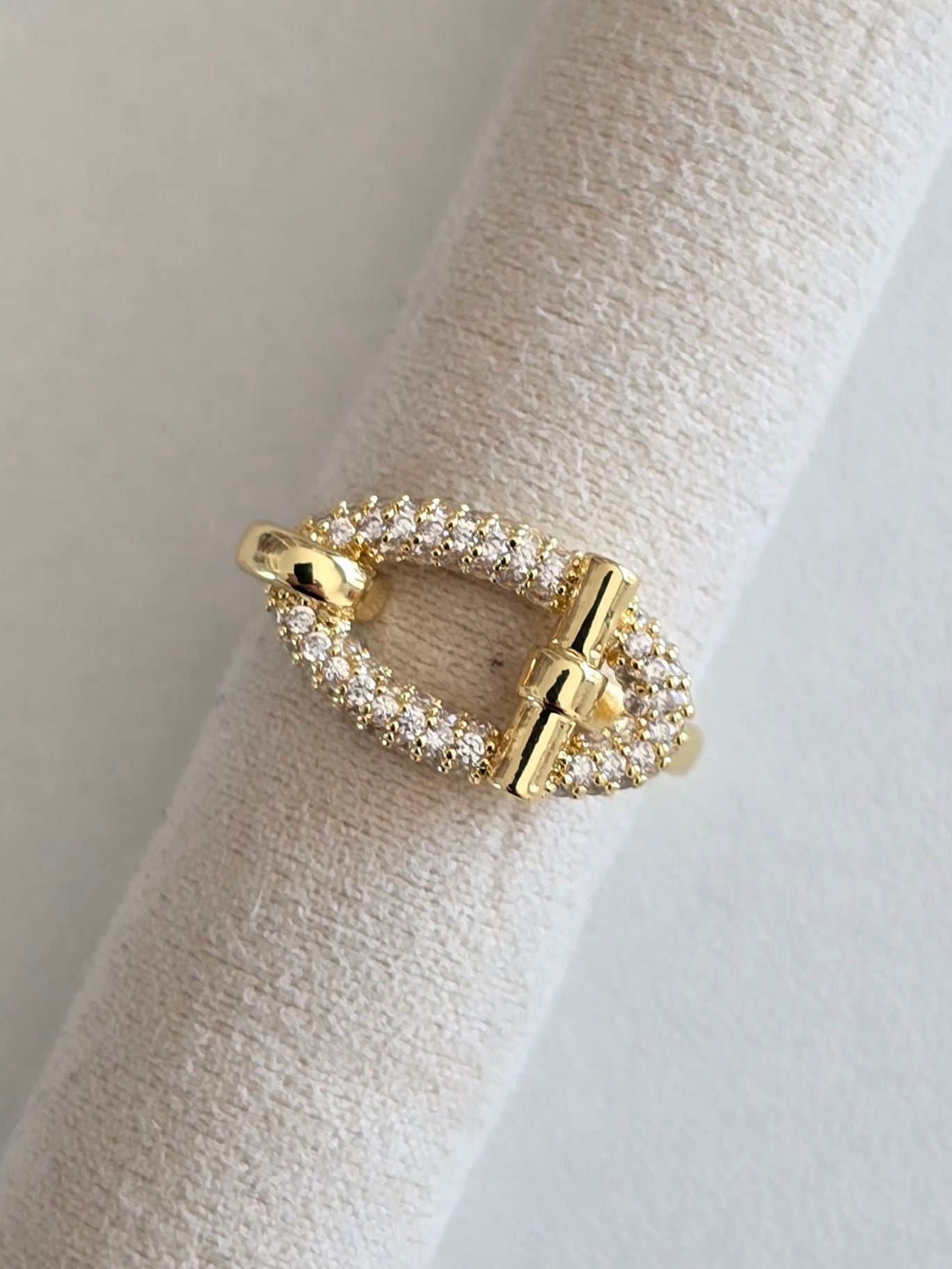 Bague Cléa dorée en forme de boucle de ceinture sertie de strass argentés