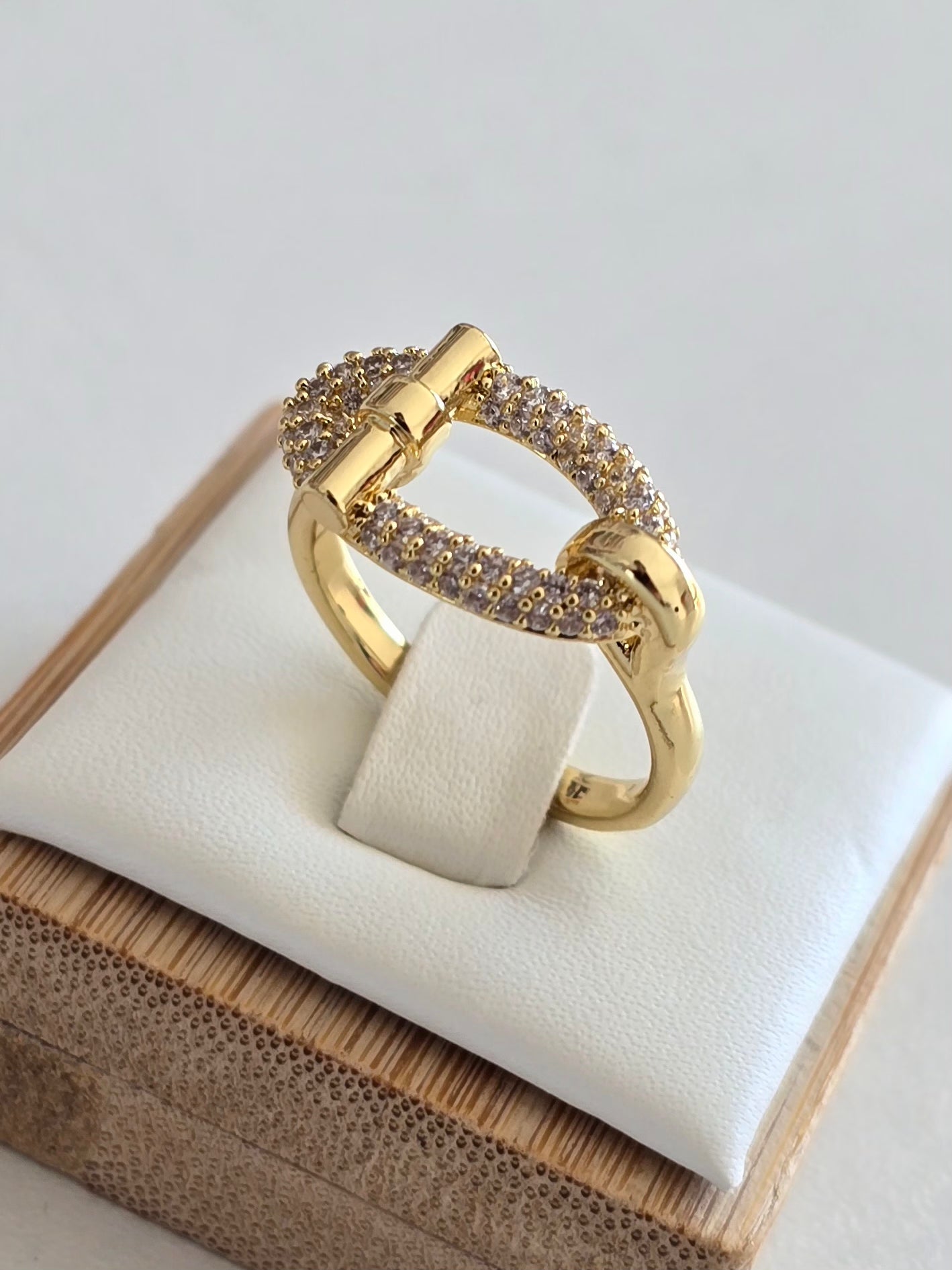 Bague Cléa au design boucle de ceinture chic et tendance