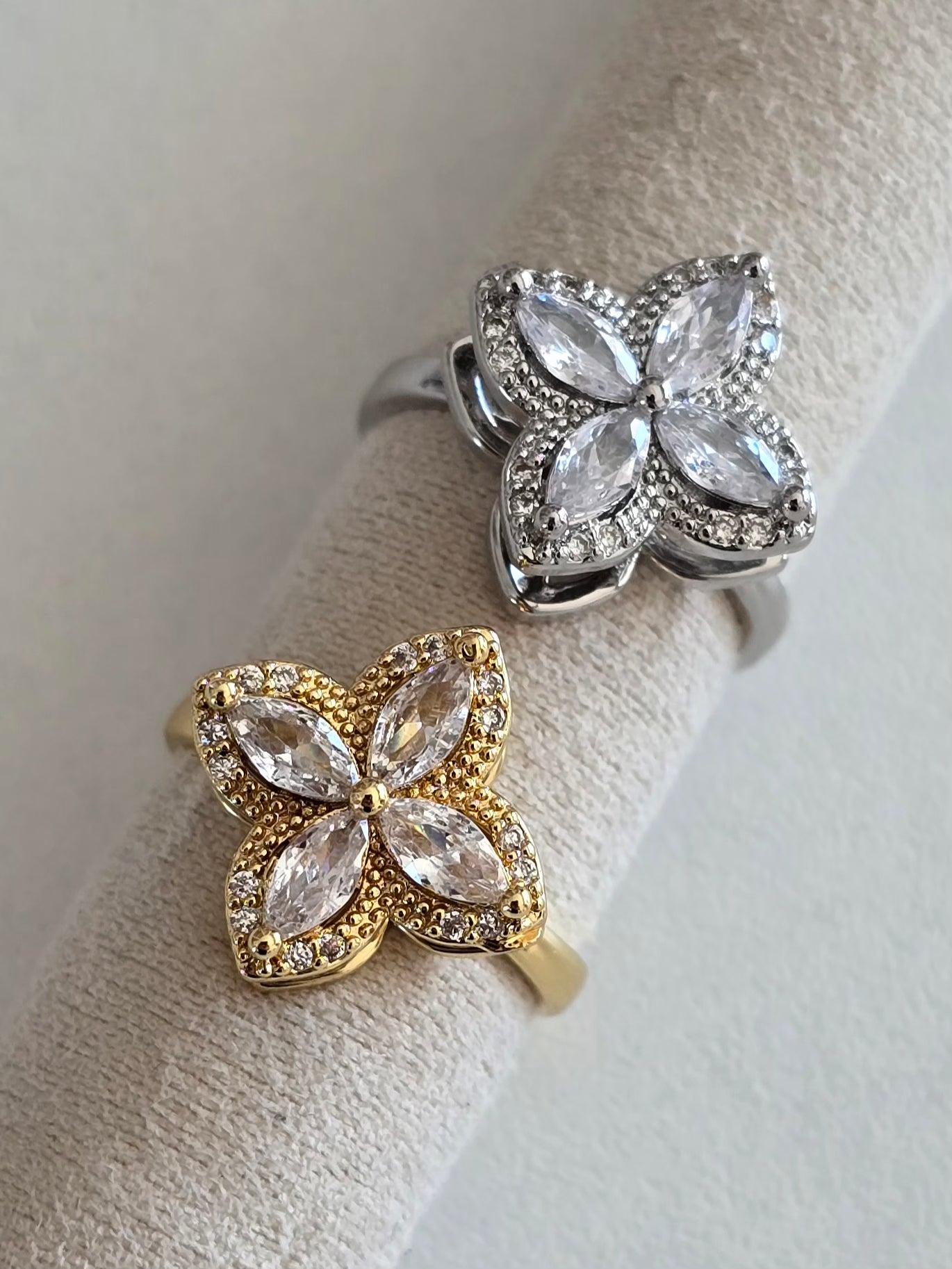 Bague Elyna argentée et dorée au design floral scintillant