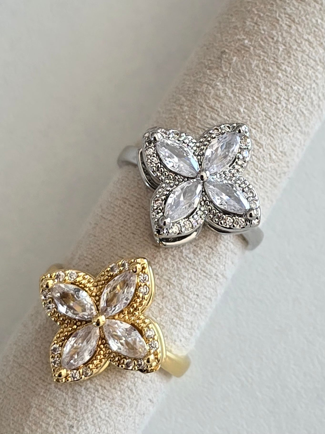 Bague Elyna argentée avec fleur sertie de stras rotative façon hand spinner