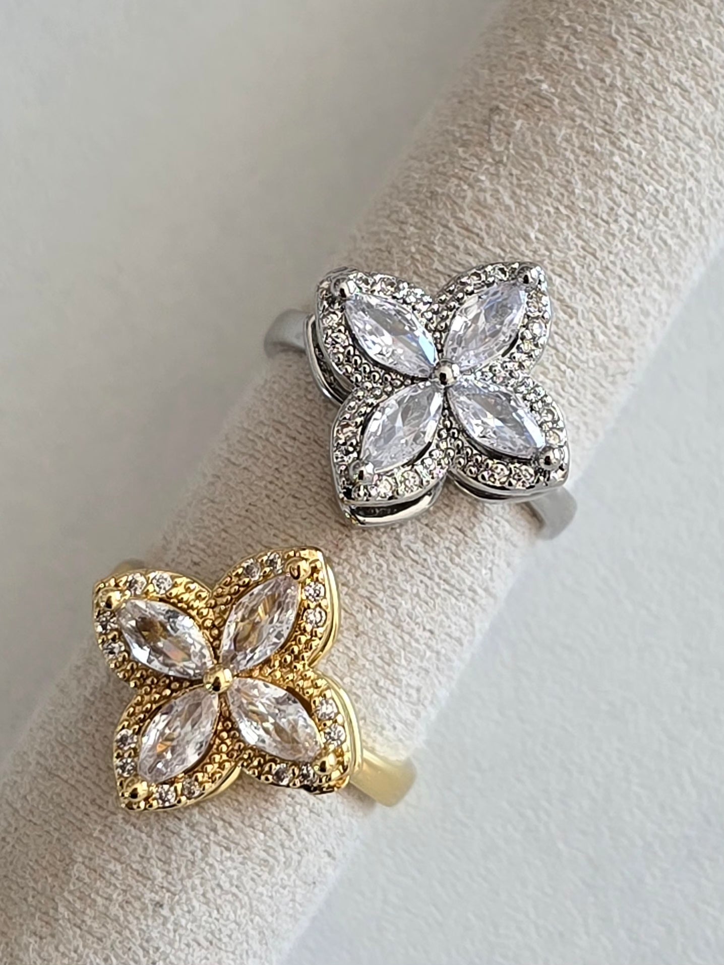 Bague Elyna doré en acier inoxydable avec fleur brillante