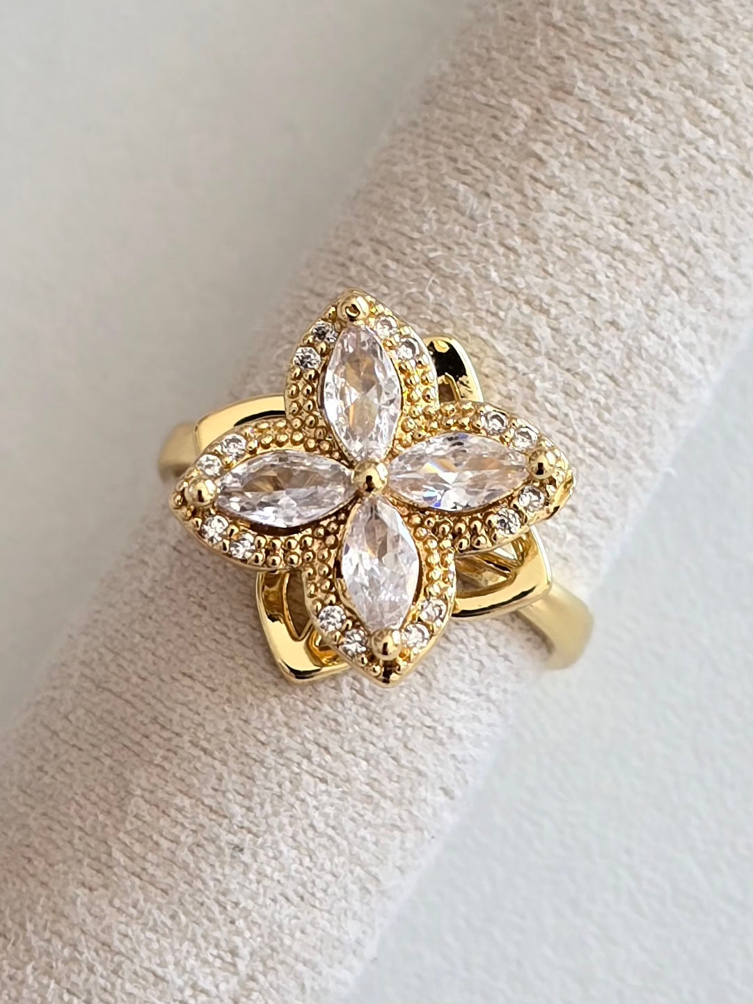 Bague Elyna fleur rotative sertie de strass