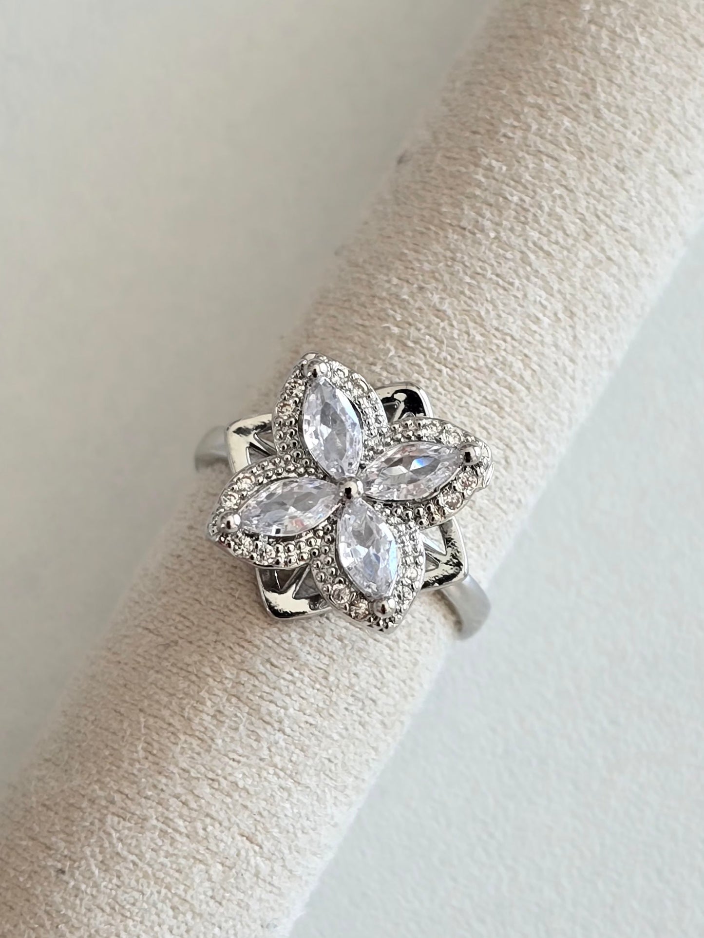 Bague Elyna disponible en doré ou argenté, fleur scintillante