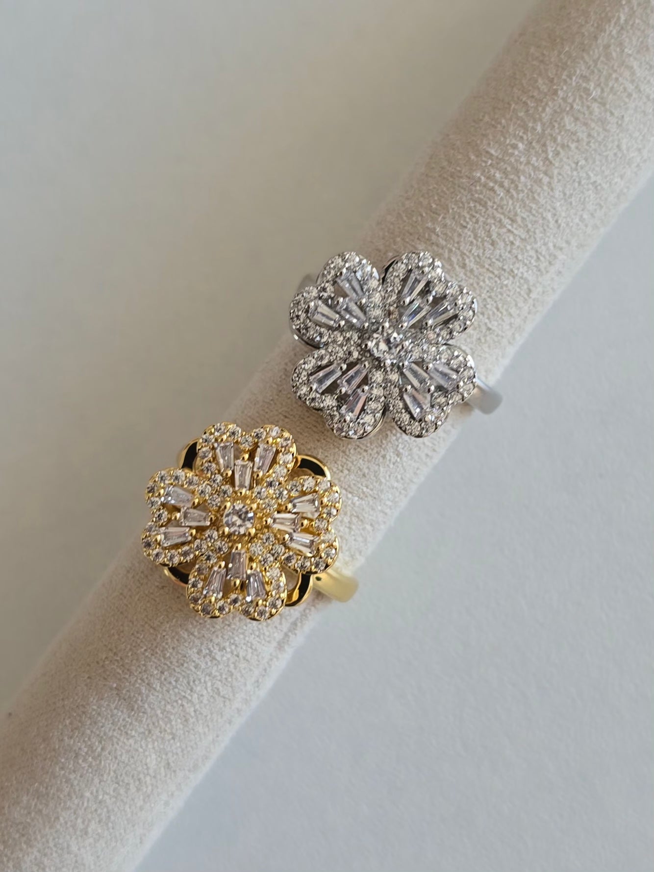 Bagues Chiara dorée et argentée en forme de trèfle rotatif serti de strass