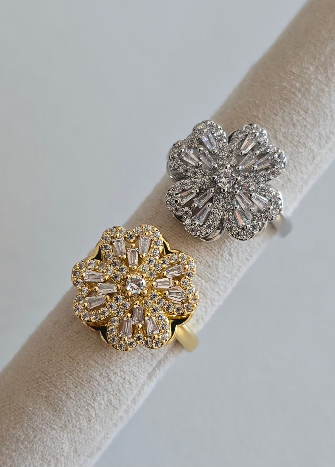 Bague Chiara argentée en forme de trèfle serti de strass rotatif façon hand spinner