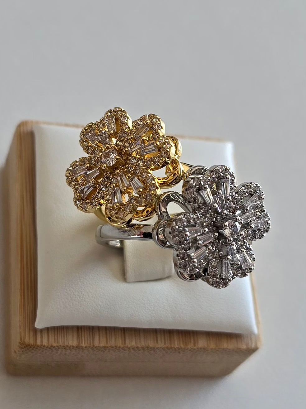 Bague Chiara élégante, trèfle doré et argenté scintillant