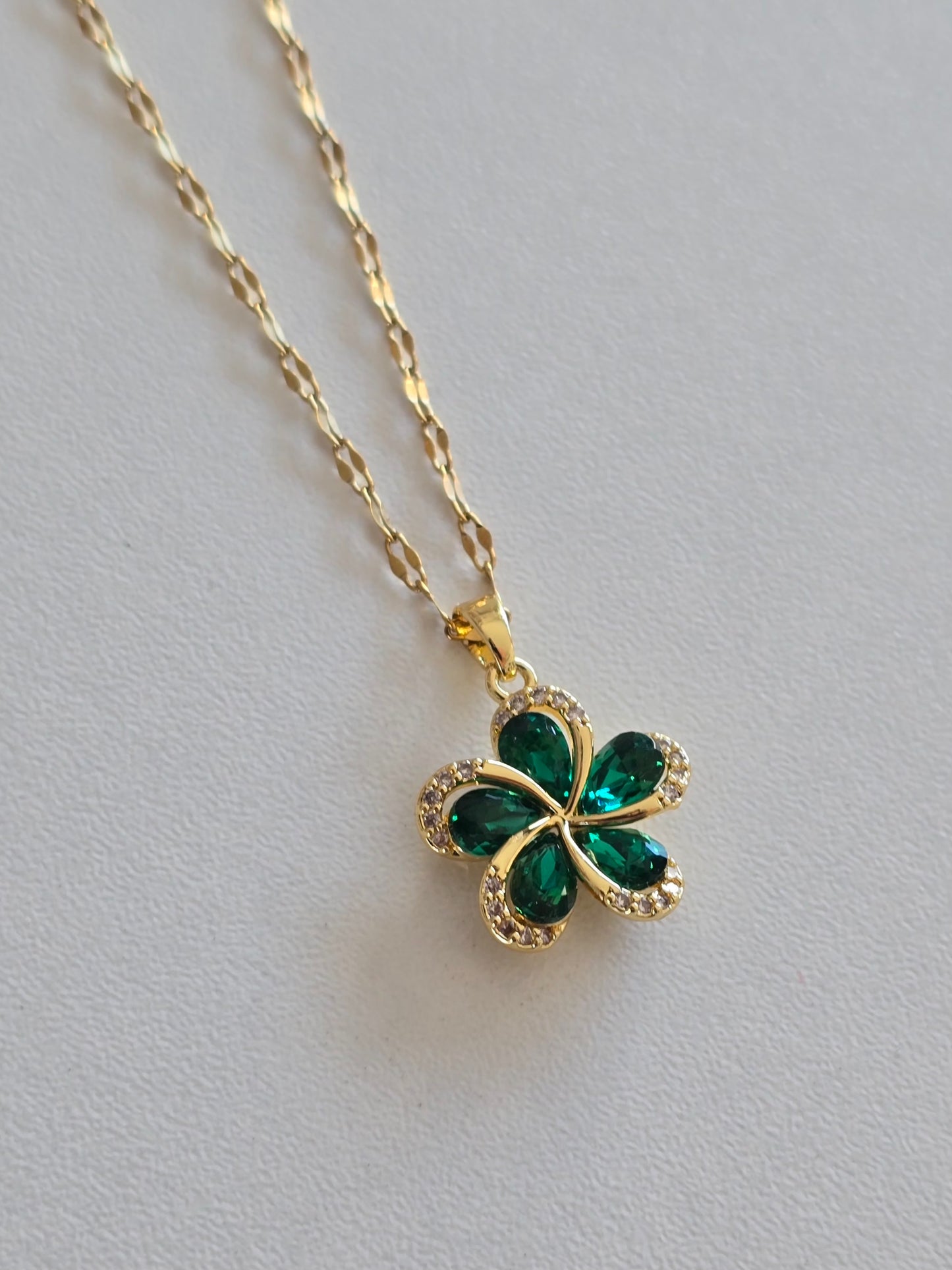 collier en acier inoxydable doré avec pendentif fleur verte