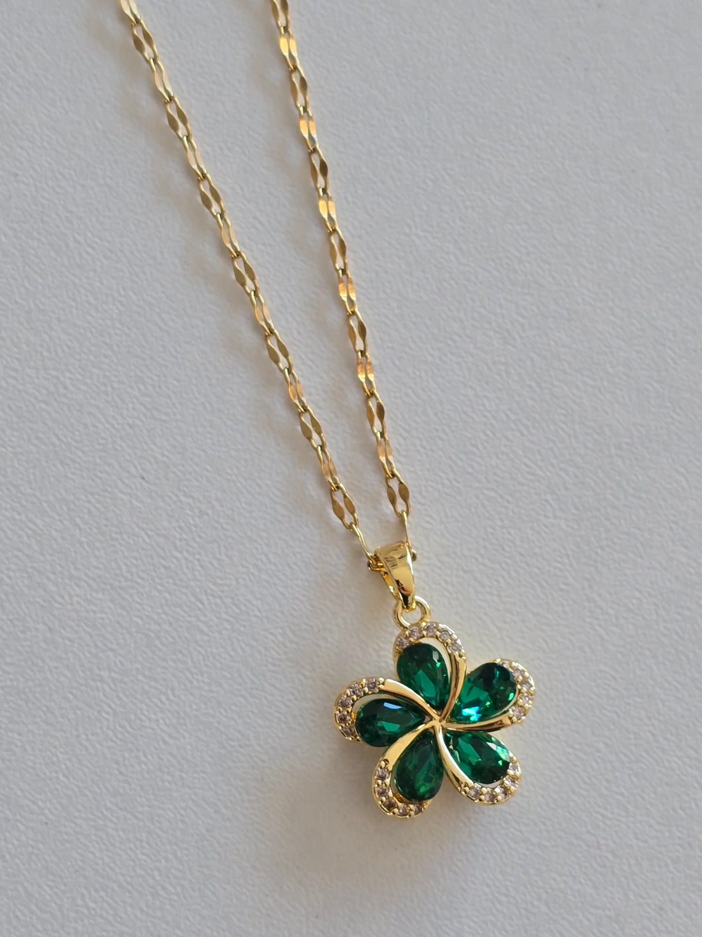 collier porte-bonheur élégant en acier doré avec fleur verte
