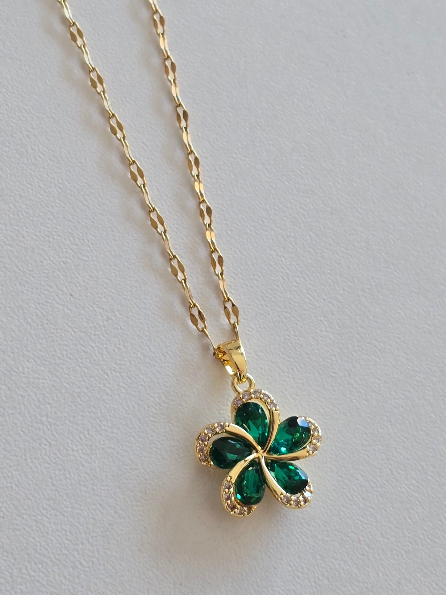 collier raffiné Luzia, fleur verte sertie de strass