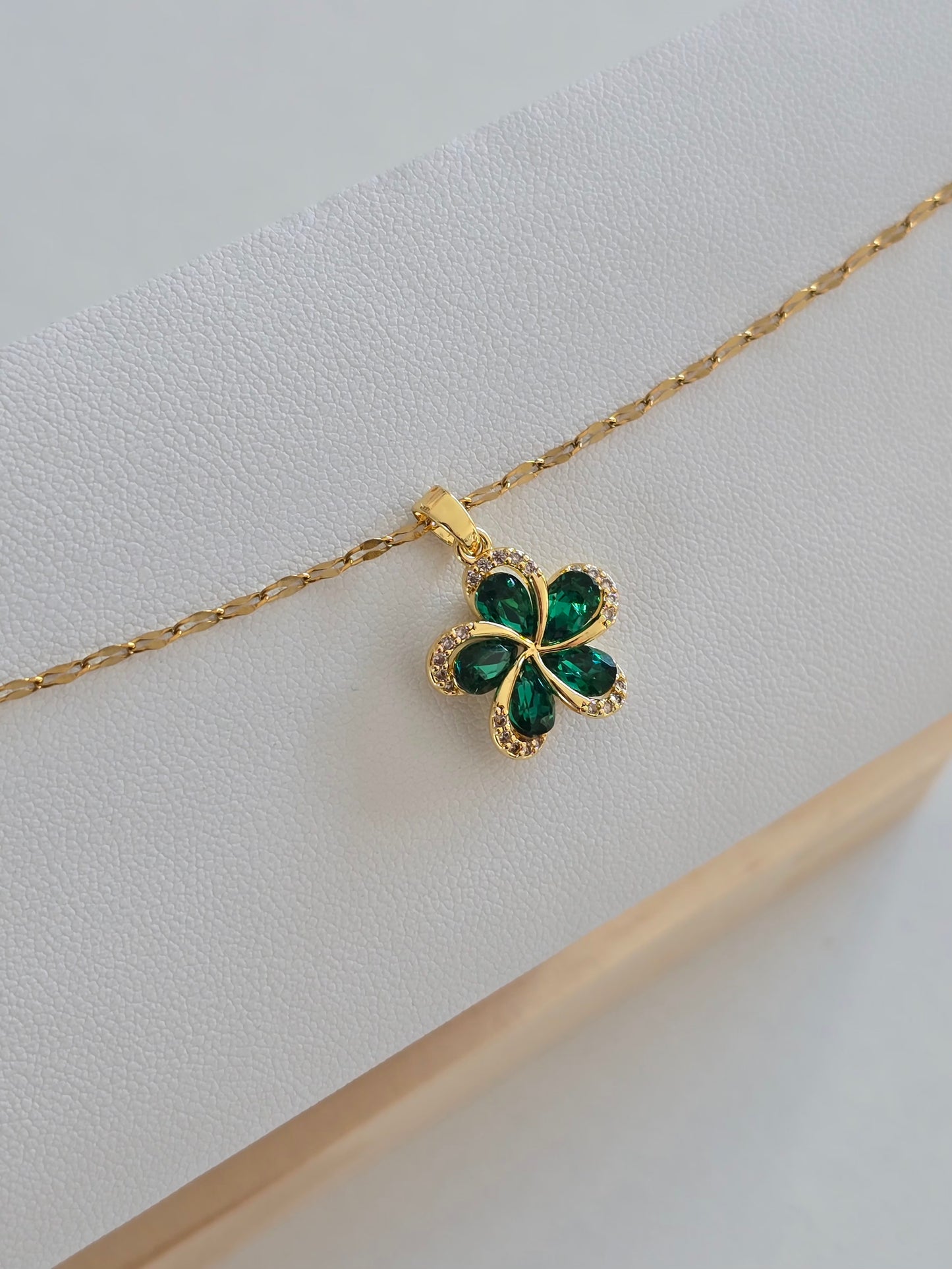 bijou doré léger avec pendentif fleur porte-bonheur