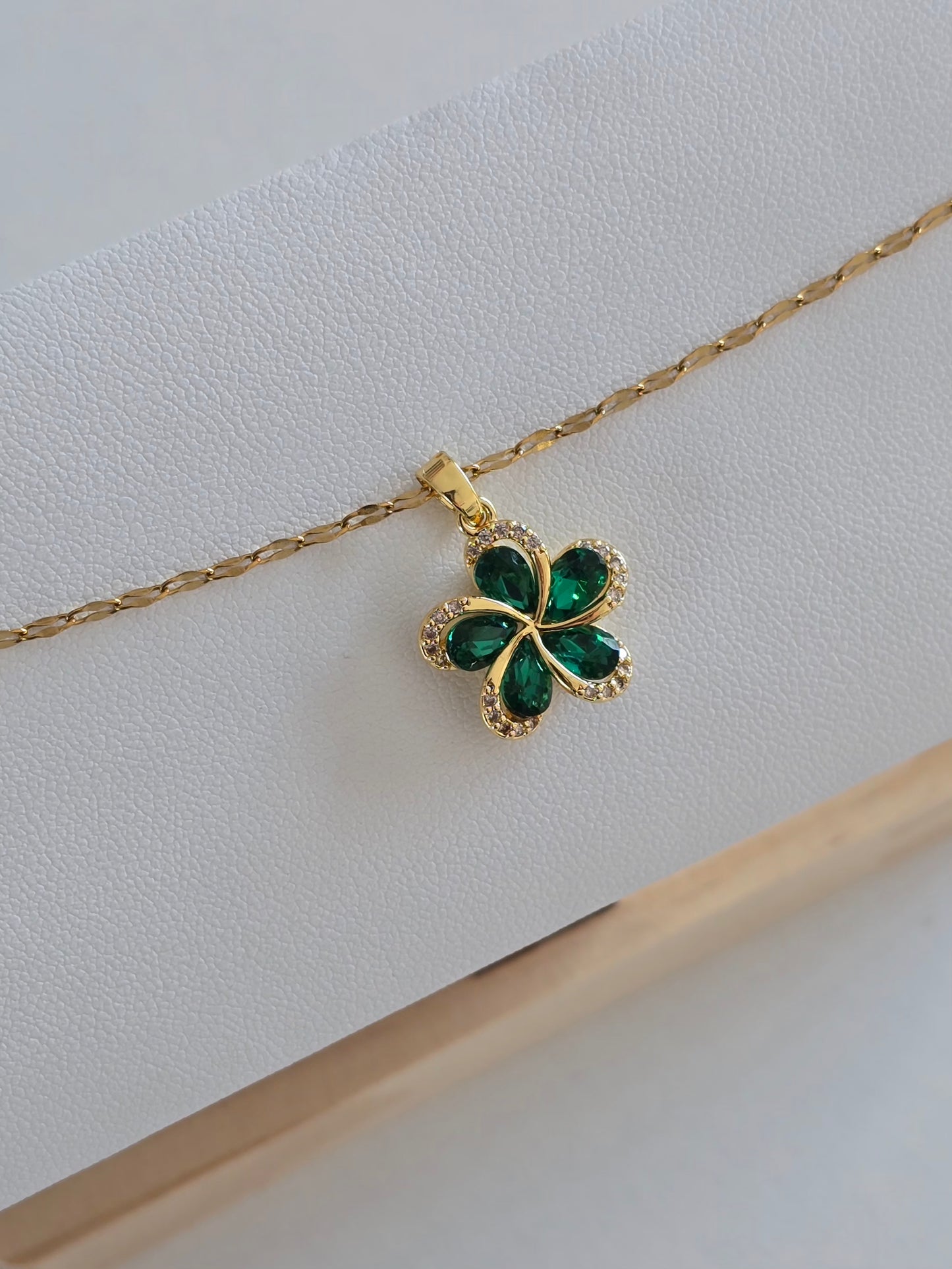 collier femme élégant avec fleur verte et strass argentés