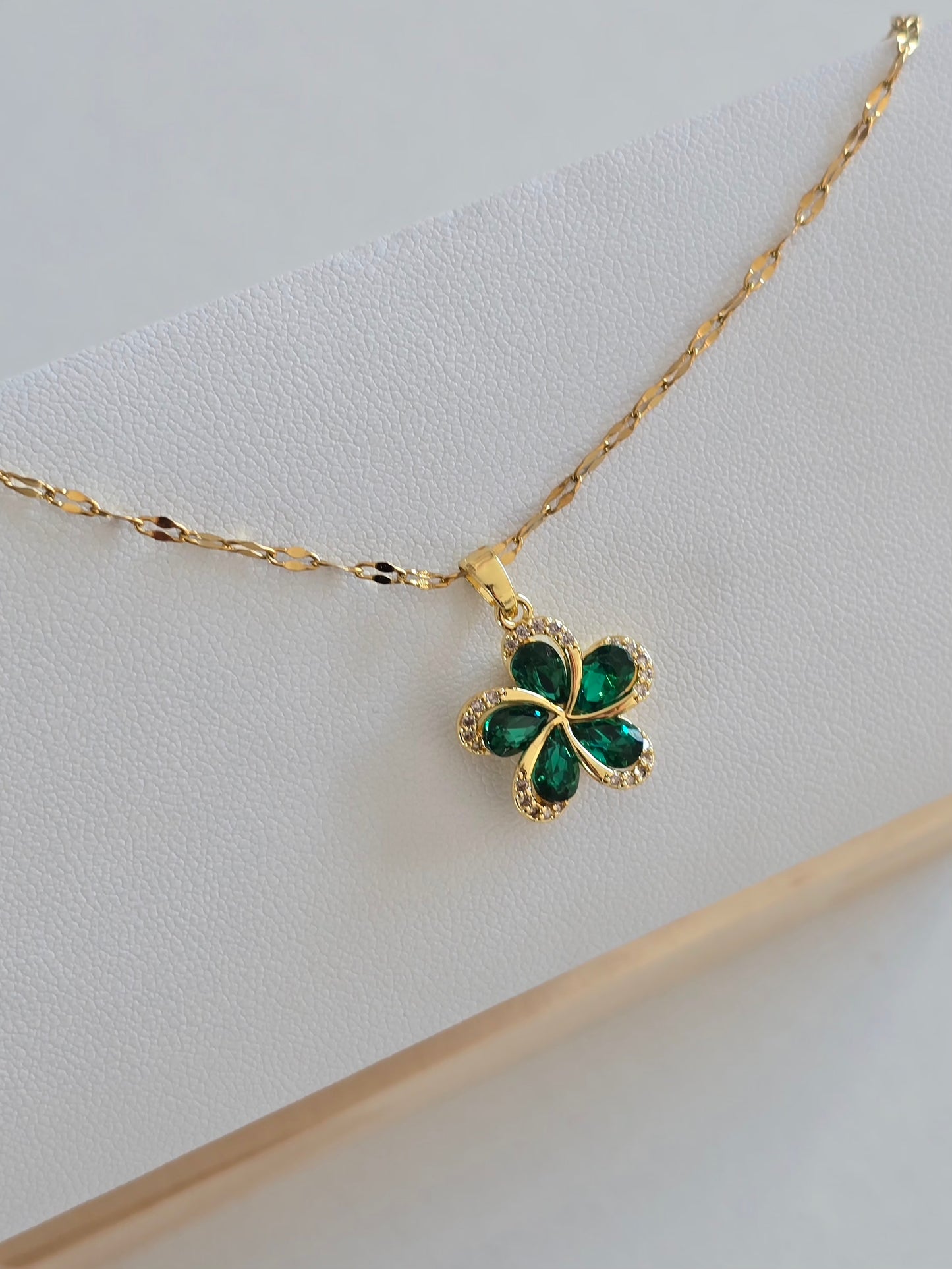 pendentif doré en forme de fleur chance avec pierres vertes